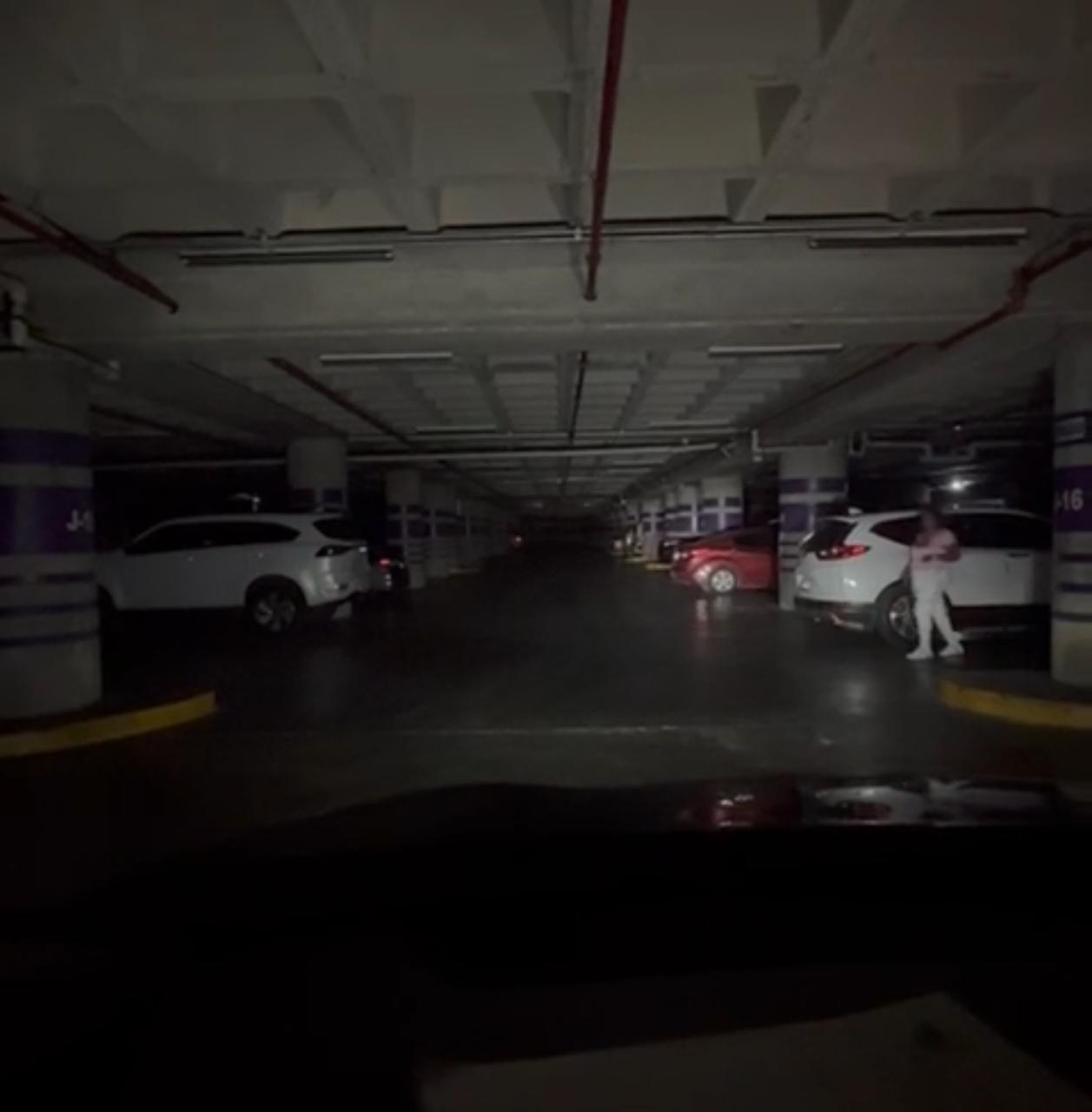 Reportan apagon en parqueos de la plaza Sambil