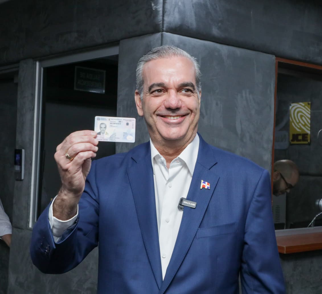 Presidente Abinader y primera dama reciben la primera cédula de identidad y electoral emitida por la JCE