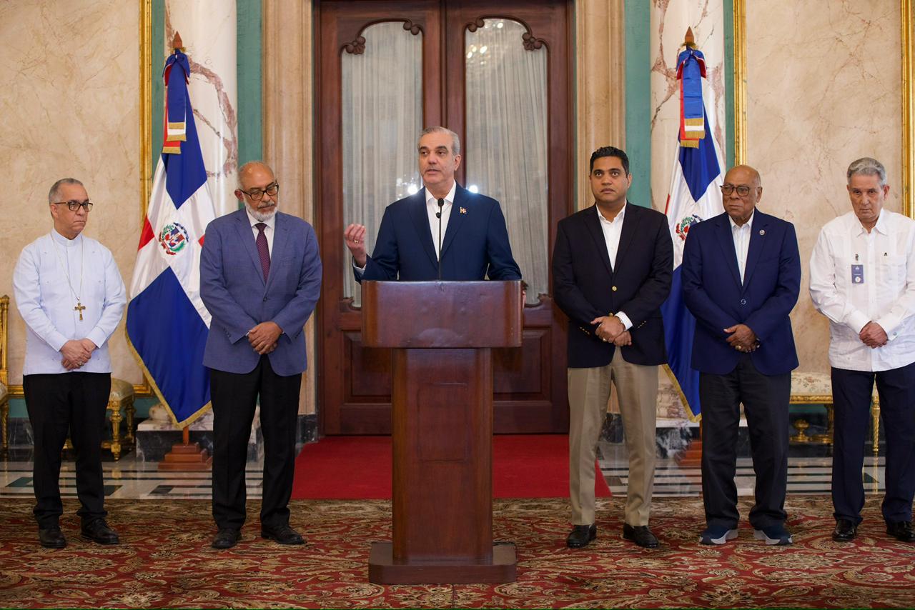 Presidente Abinader juramenta comisi贸n de veedur铆a para construir obras deportivas con dinero de casos corrupci贸n