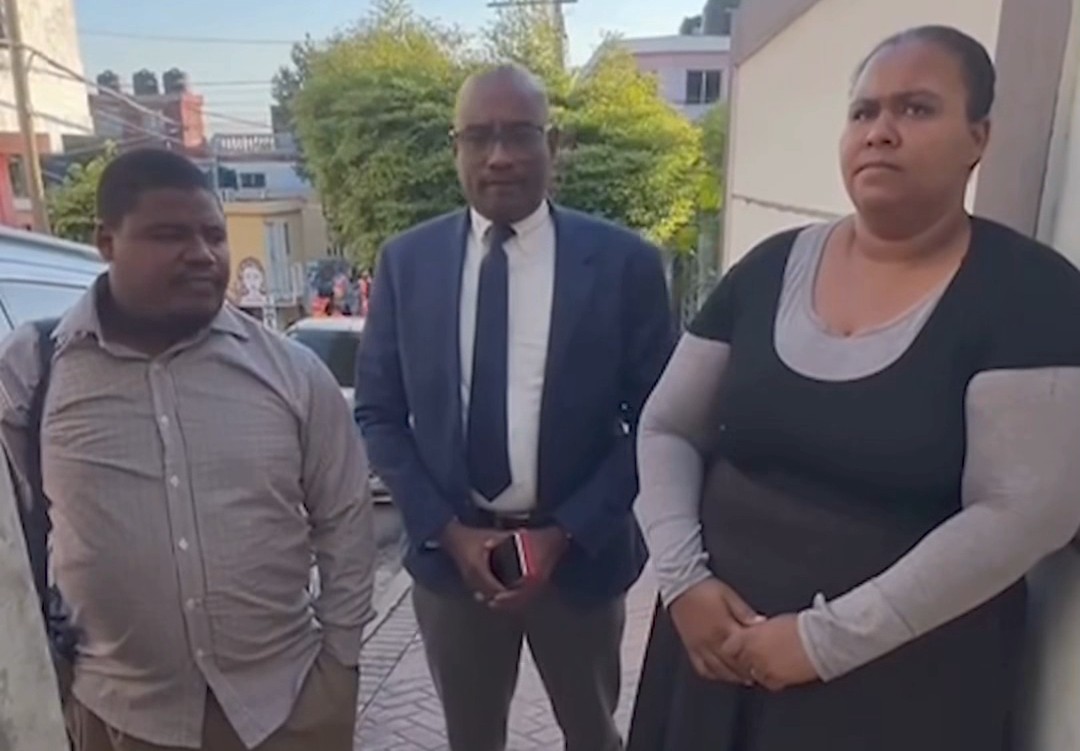 De manera voluntaria se entrega pareja acusada de quemarle las manos a una niña en Los Alcarrizos