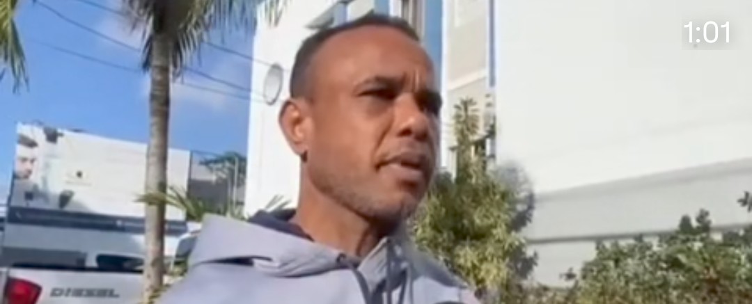 Envían a justicia a hombre acusado de agredir a su progenitor mientras lo bañaba