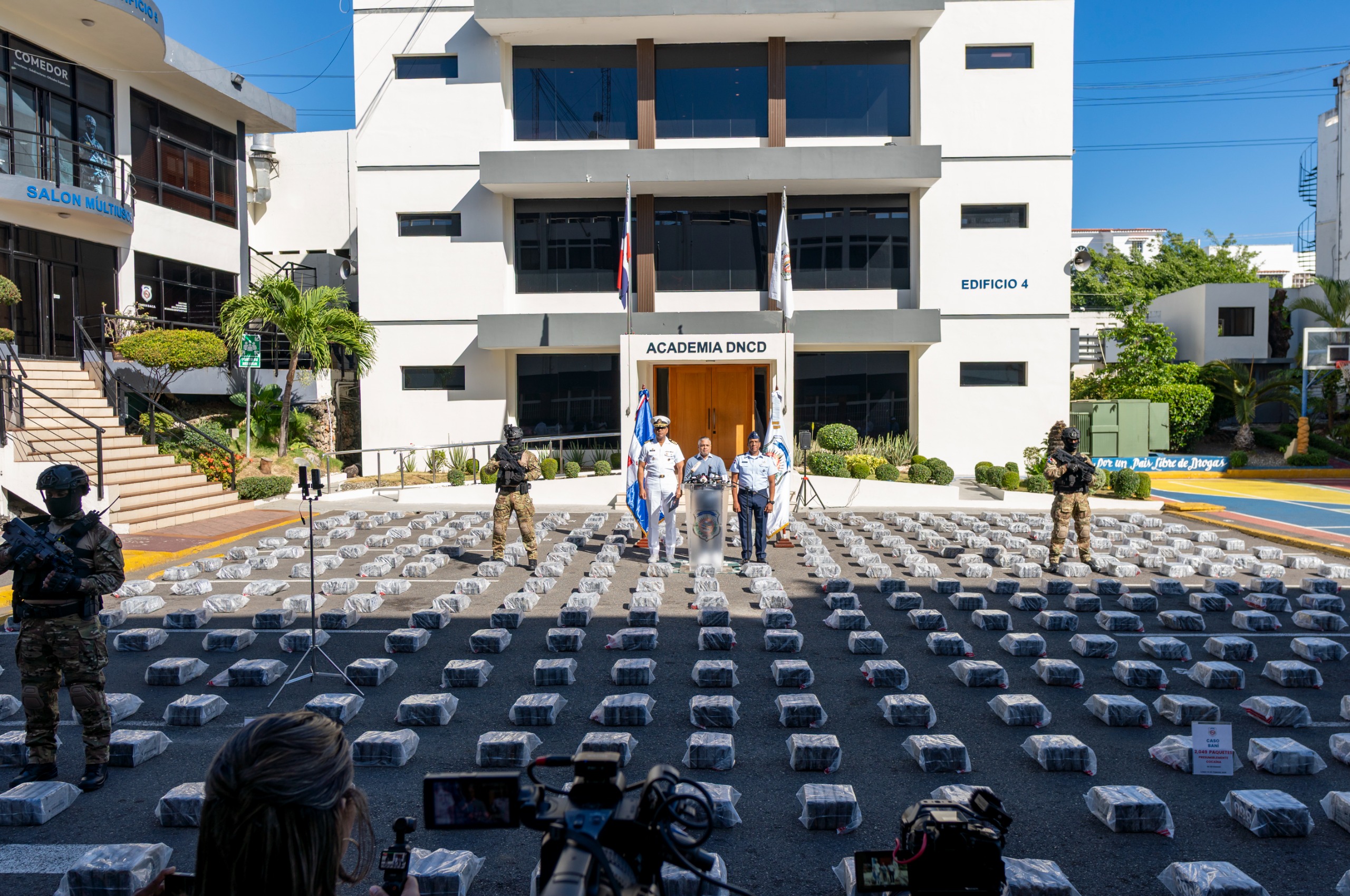 Apresan seis hombres con cargamento de más de dos toneladas de presunta cocaína en Baní