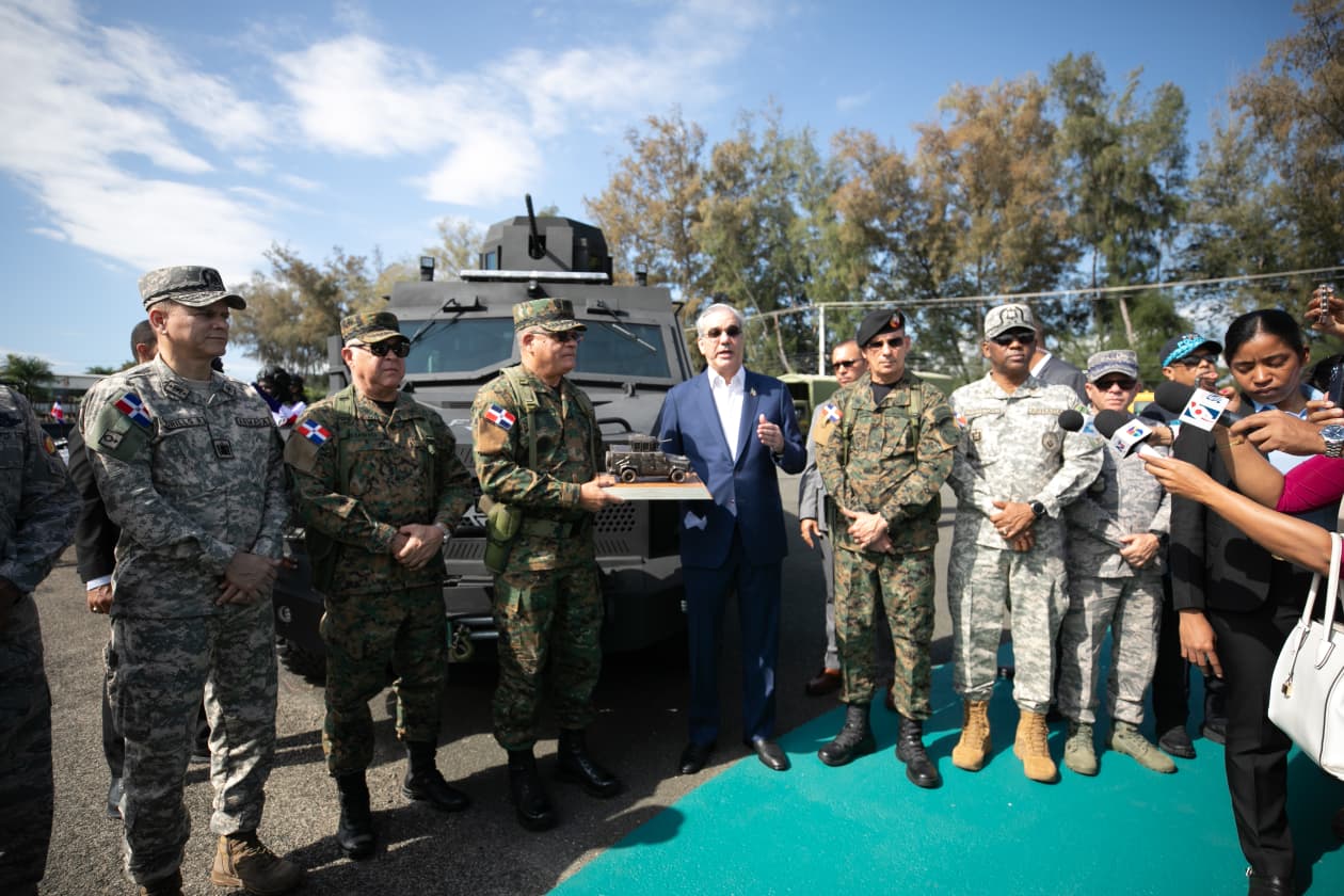 Presidente Abinader entrega equipos militares, vehículos blindados y sistemas de drones a las Fuerzas Armadas 