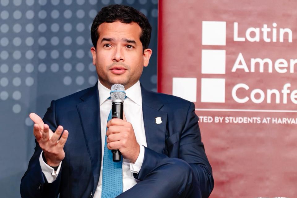 Omar Fernandez continúa su agenda internacional; expone en Harvard sobre desafíos de RD