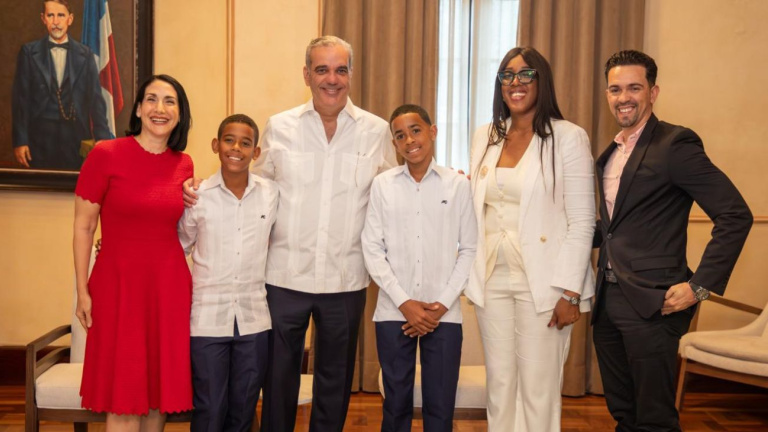 Abinader recibe al estudiante Hansel Aquino "Pico de Oro" en Palacio  