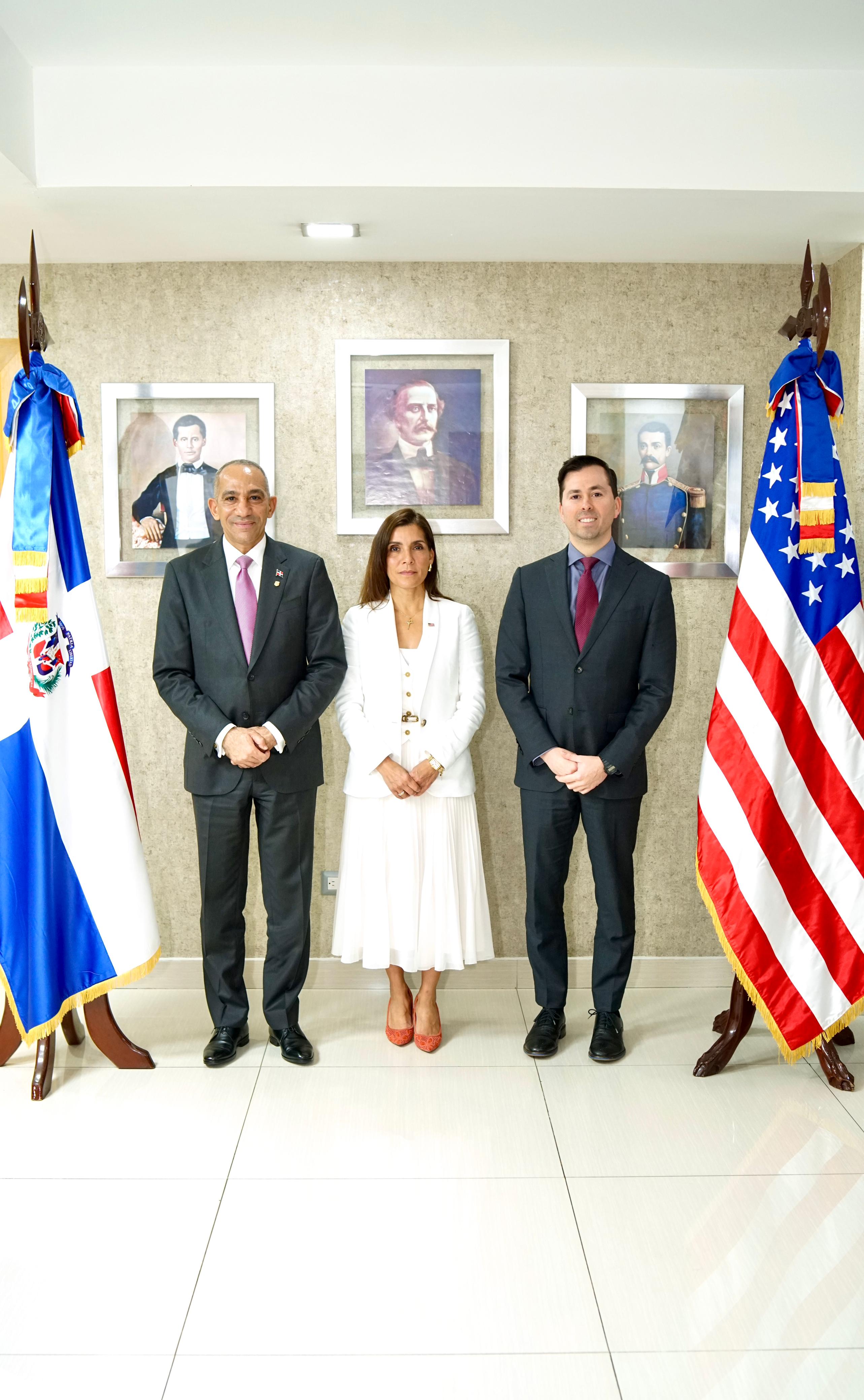 Embajadora EE.UU. presenta al presidente DNCD nuevo agregado de la DEA en RD