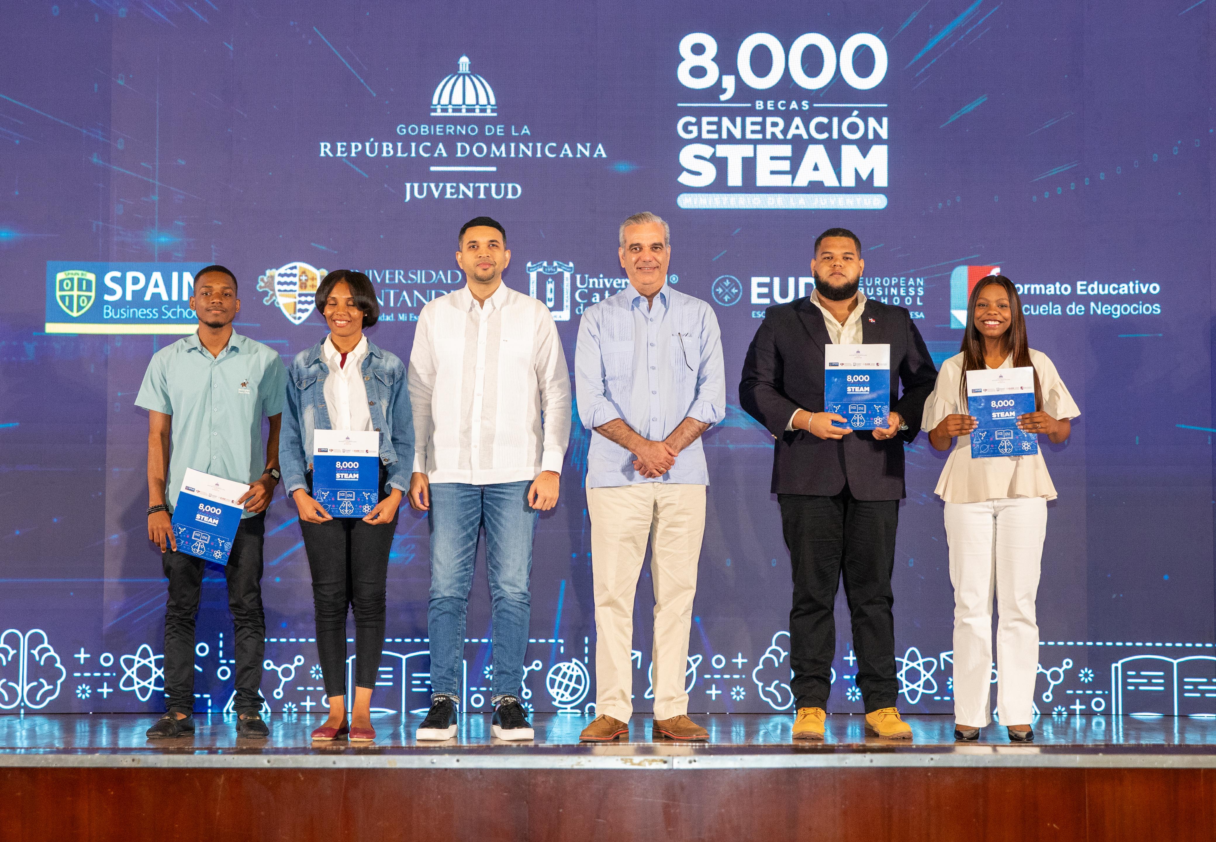 Presidente Abinader entrega 8,000 becas del programa "Generación STEAM" para fortalecer la formación de jóvenes