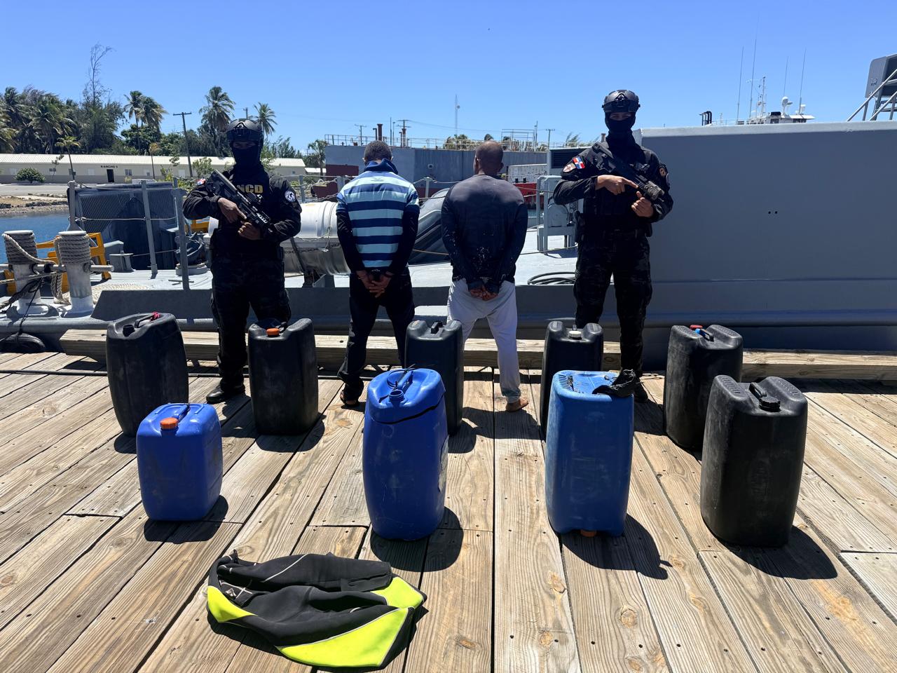 Decomisan 261 paquetes cocaína en tanques de gasolina en las costas de Baní; dos hombres detenidos 