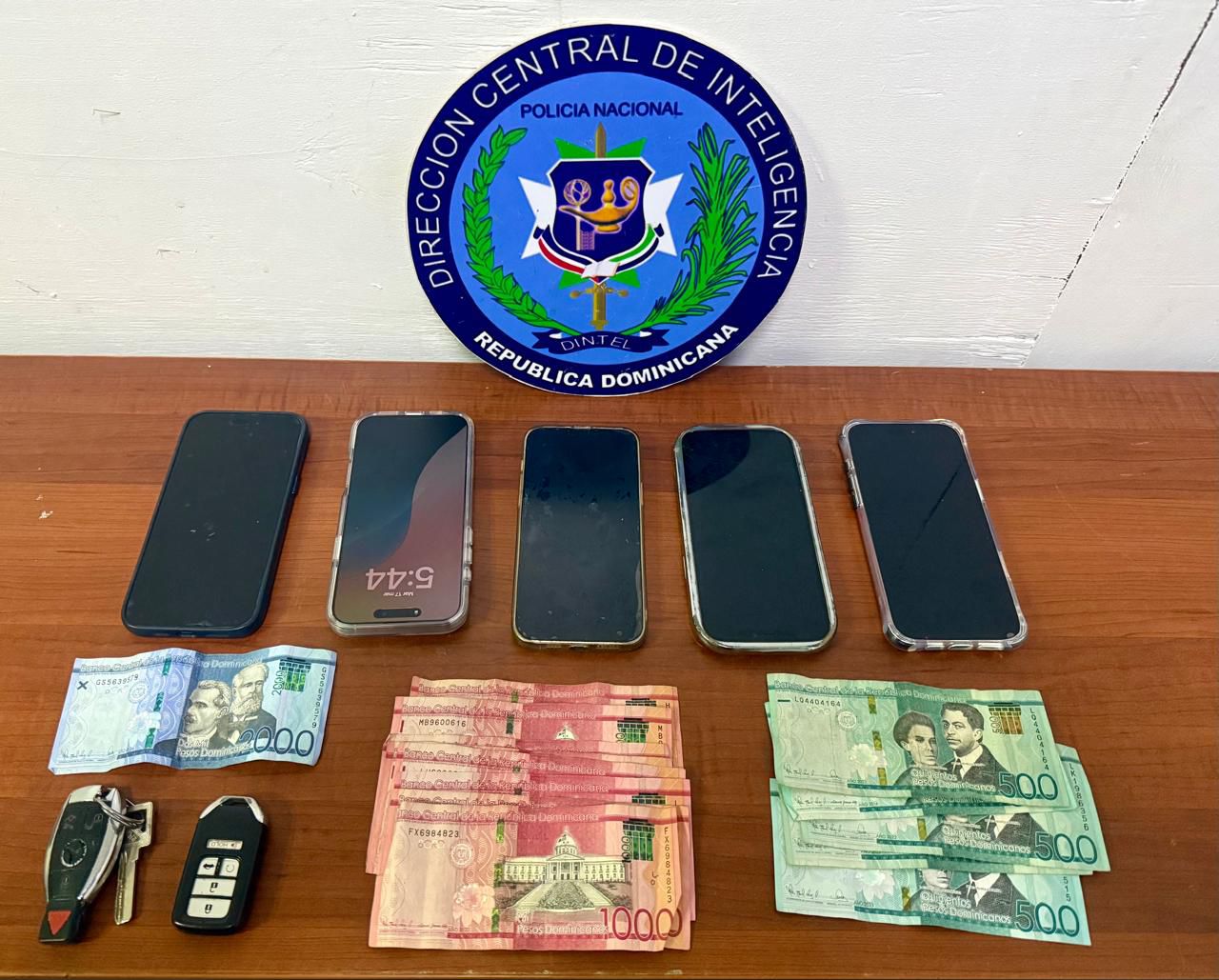 Desmantelan red de ciberdelincuencia en Santiago; tres detenidos y múltiples evidencias ocupadas