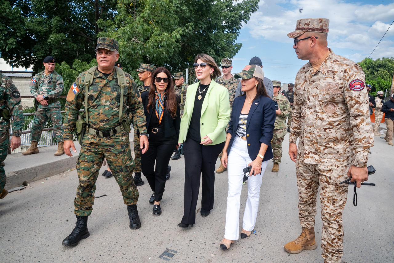 Ministro de Defensa y embajadora de EE.UU. realizan recorrido por la zona fronteriza de Dajabón