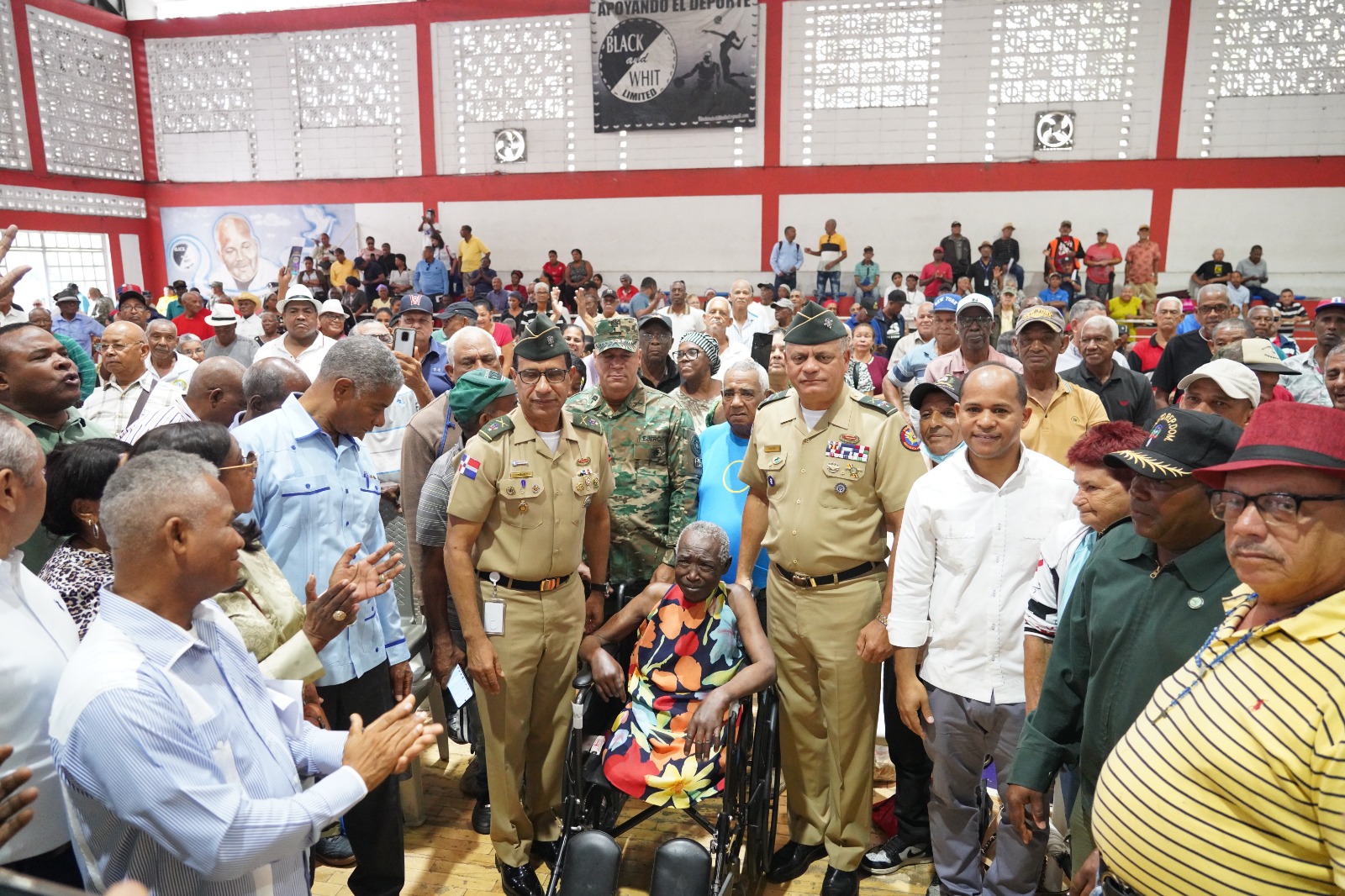 Ministro de Defensa encabeza jornada de apoyo integral a retirados en Villa Duarte