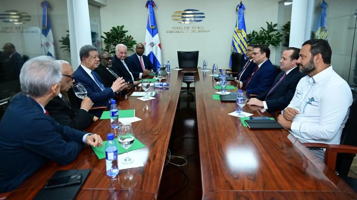 Leonel Fernández recibe en FUNGLODE comisión del Gobierno dominicano