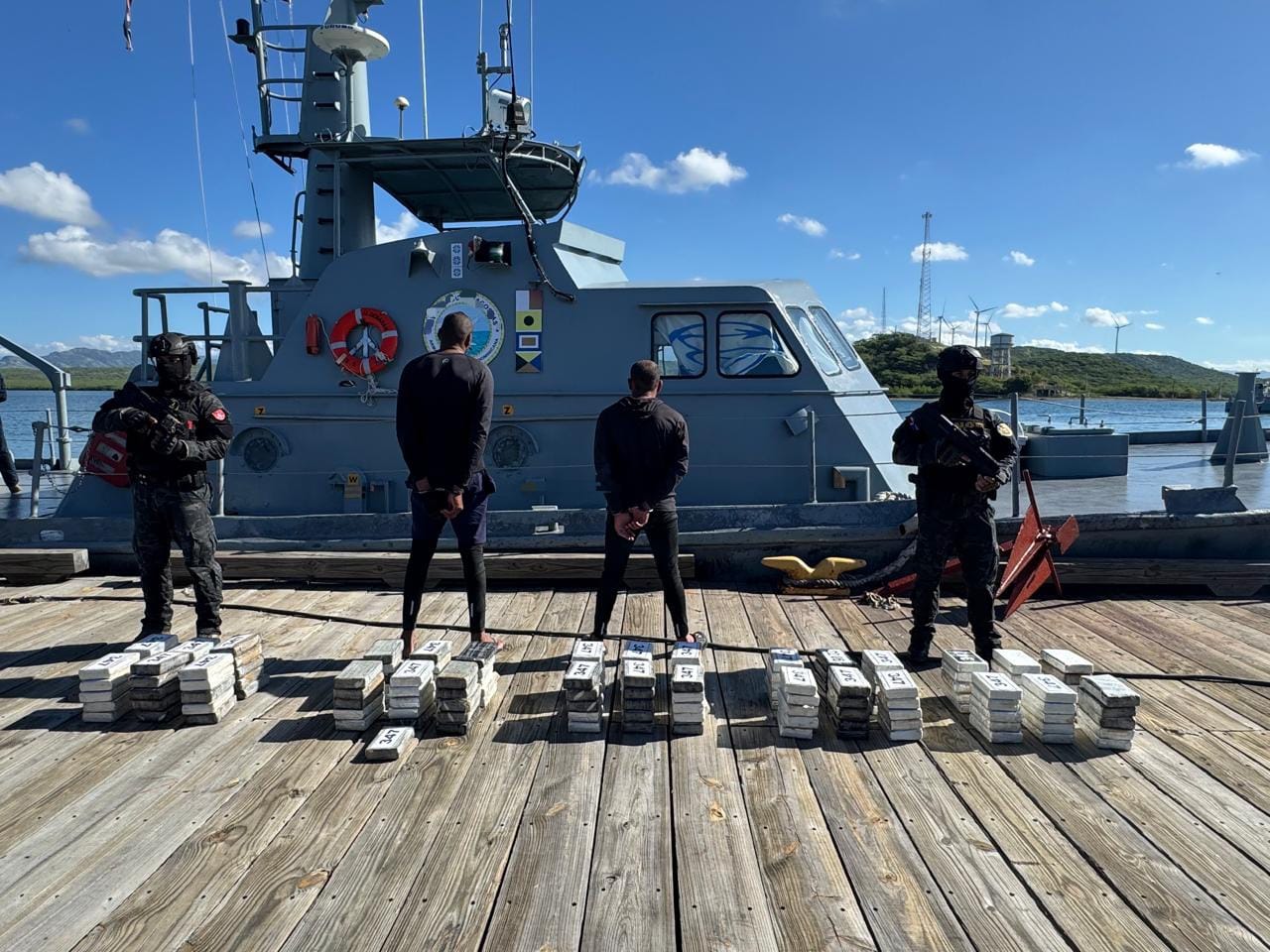 Incautan 151 paquetes de cocaína en una lancha en las costas de Baní