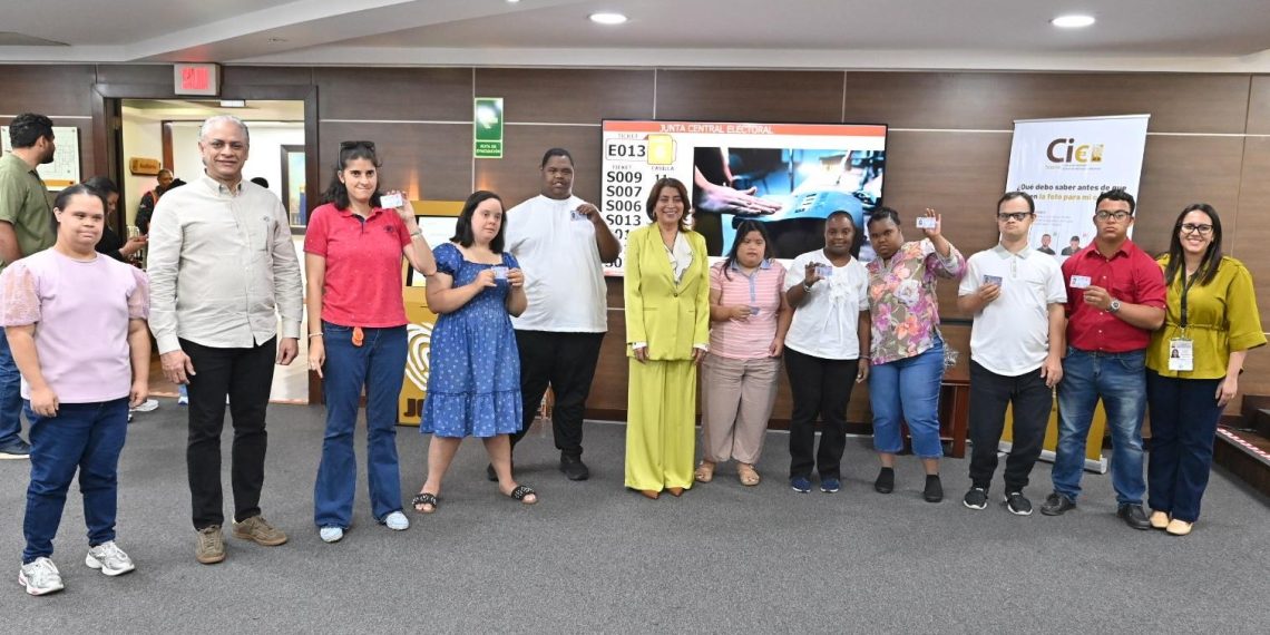 JCE continúa entrega de la nueva cédula a personas con discapacidad en coordinación con CONADIS