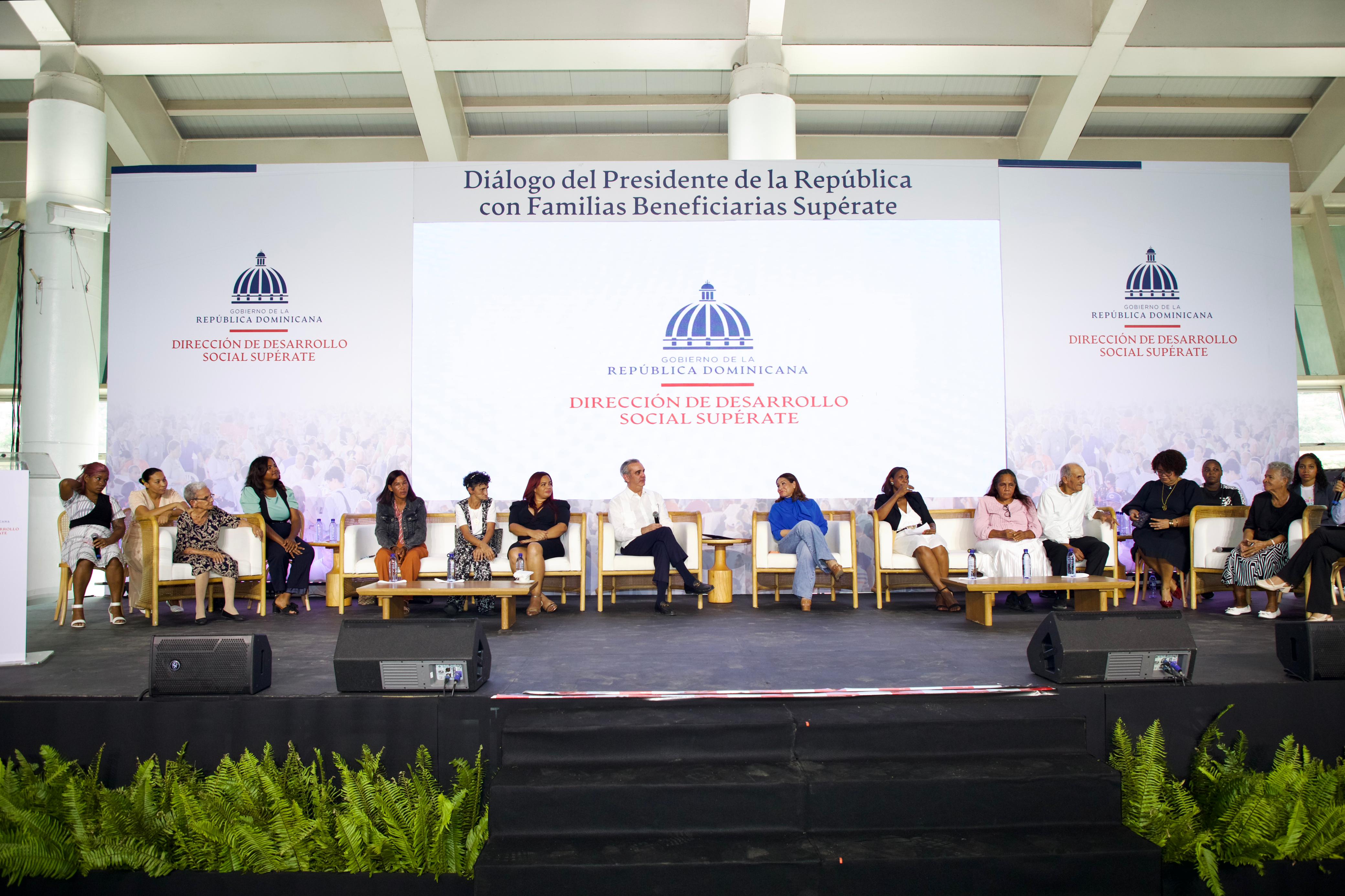 Presidente Abinader escucha a 6,000 familias y reafirma su apoyo a Supérate