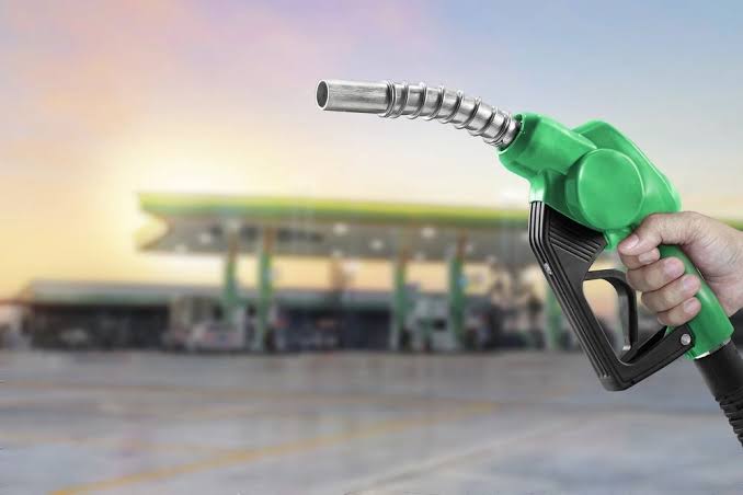 Gobierno dispone alzas en los combustibles para la semana del 2 al 8 de mayo