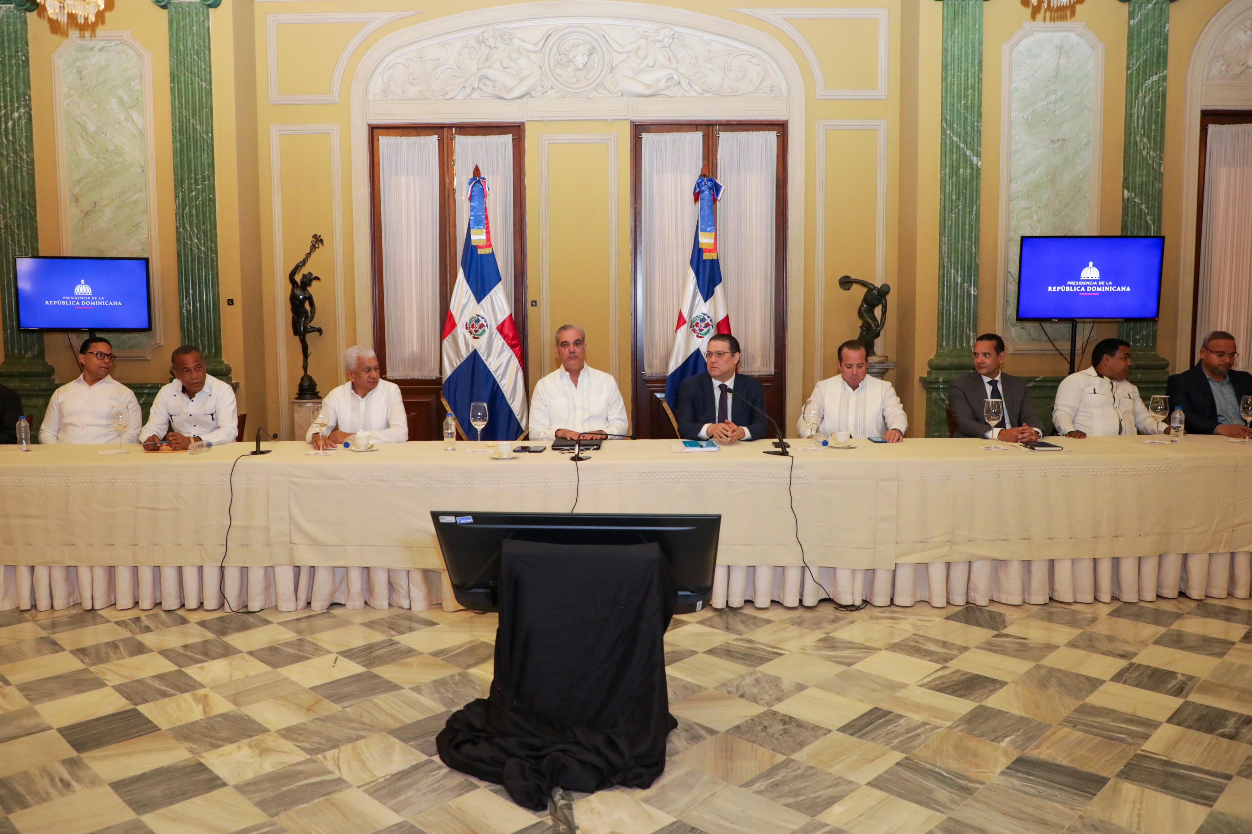 Gobierno crea mesa permanente con transportistas y destina RD$800 millones para evitar alza en el pasaje