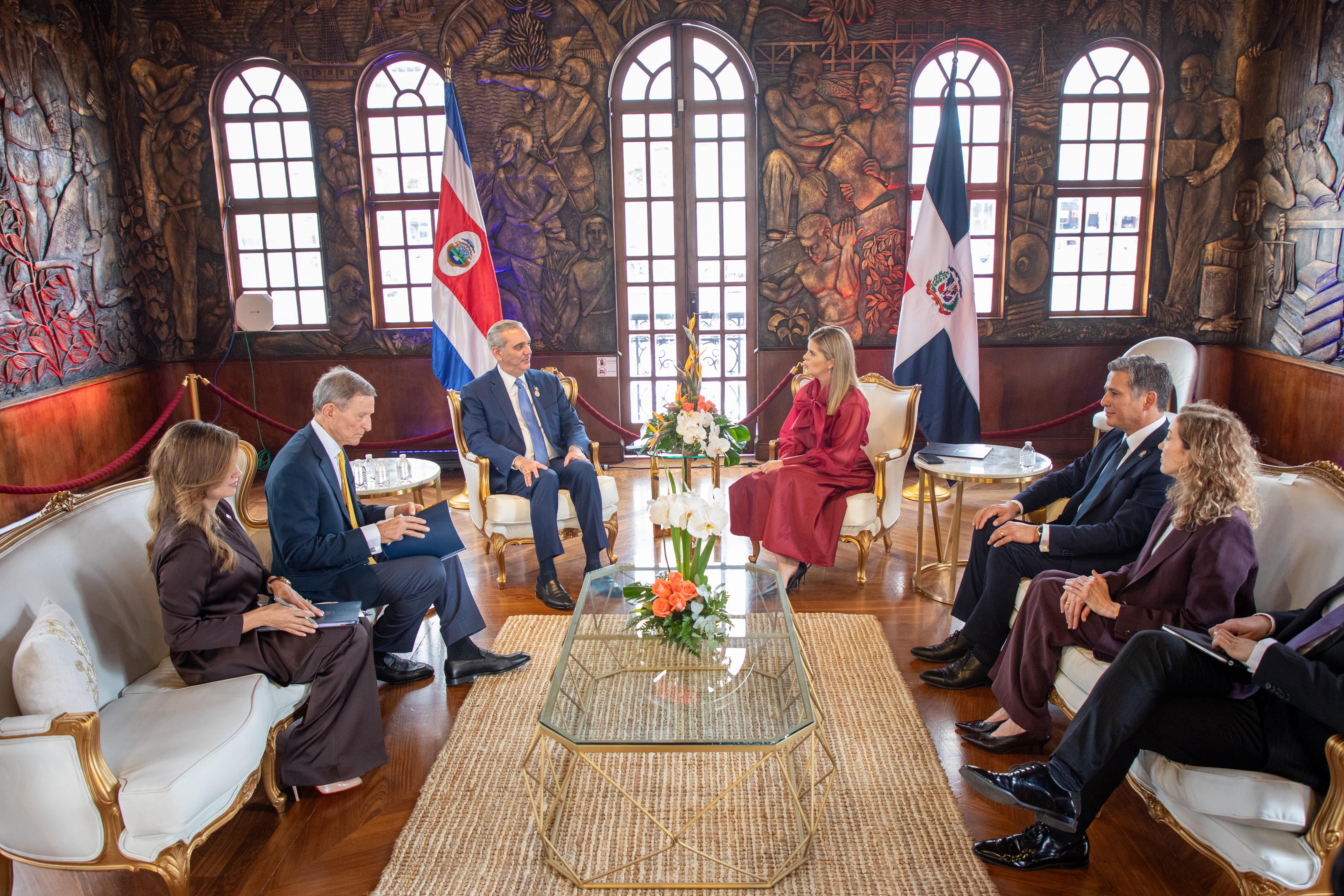 Presidente Abinader sostiene reunión bilateral con la mandataria electa Laura Fernández Delgado 