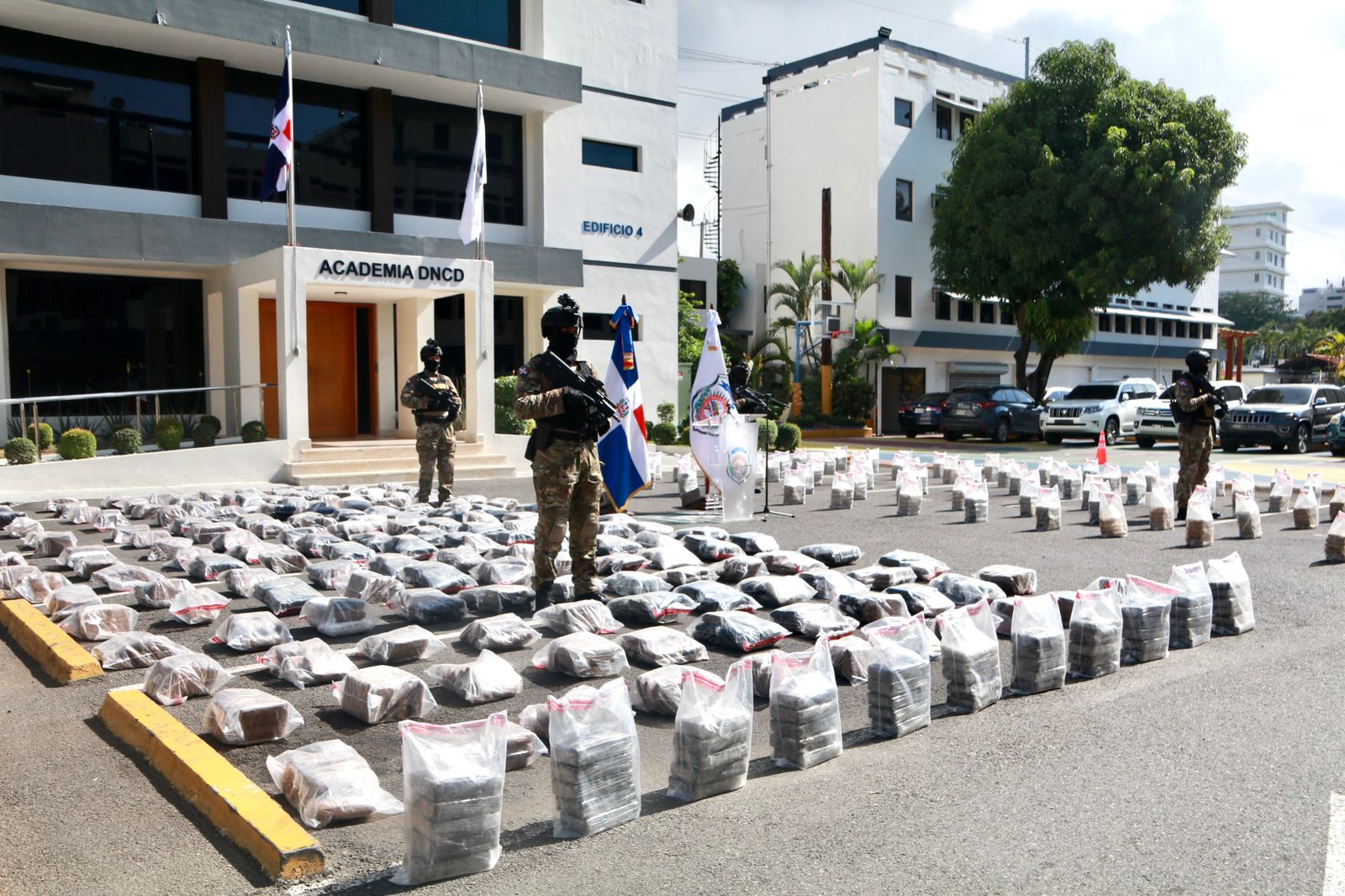 Ocupan 1,295 paquetes de presunta cocaína y marihuana en Pedernales 