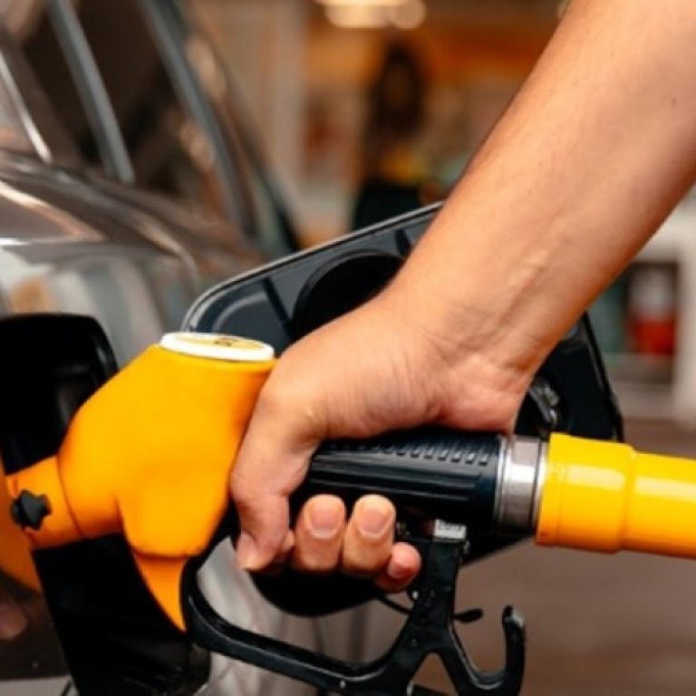 Gobierno deja sin variación precios de los combustibles 