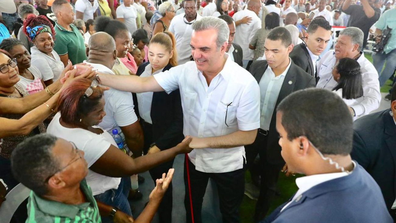 Presidente Abinader entregará títulos de propiedad, tres techados escolares y remozamiento de club Los Cachorros este domingo en el GSD