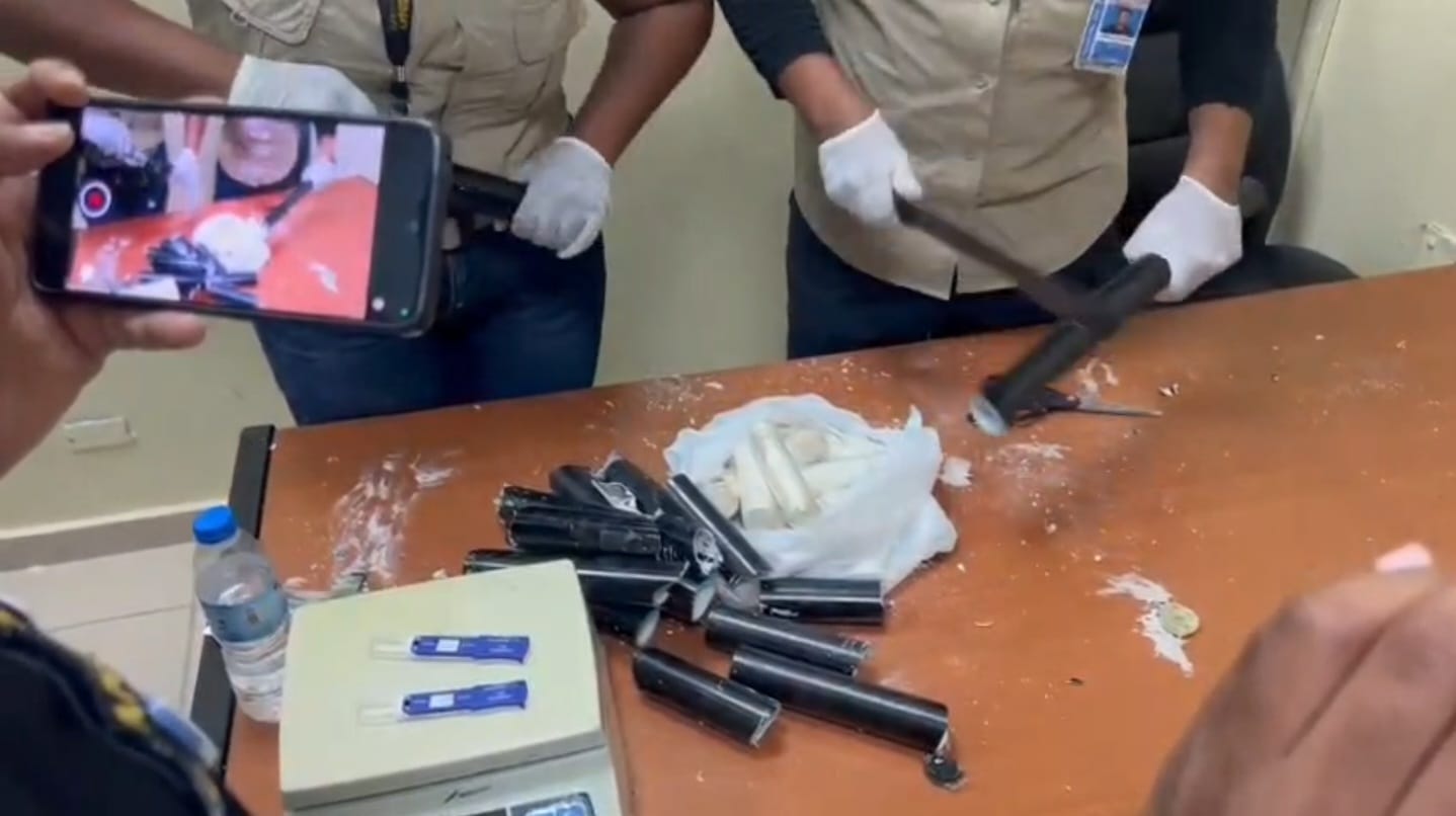 Ocupan 2 maletas con tubos llenos de cocaína; una española detenida 