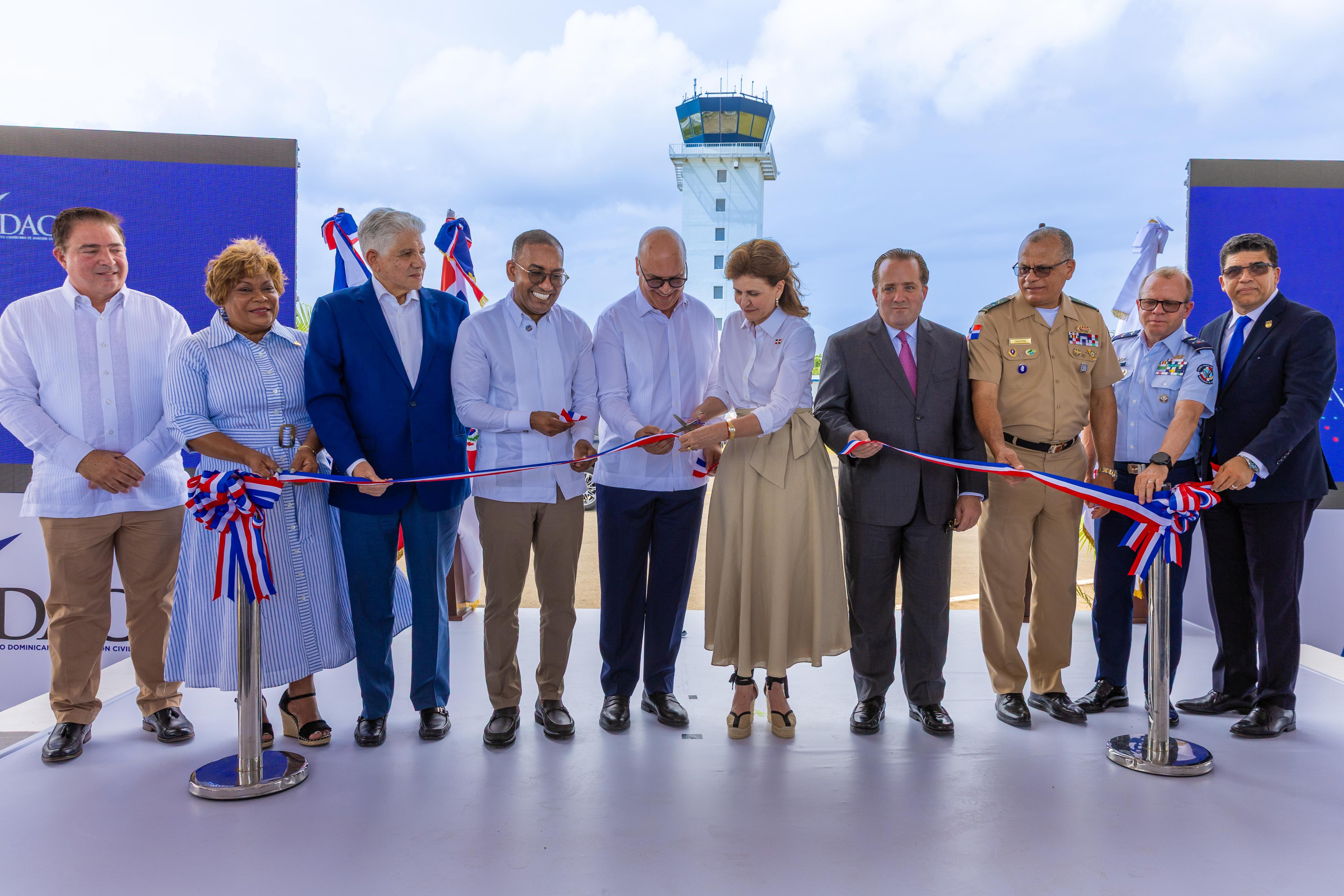 Inauguran torre de control y sistema de balizamiento de pista en la Base Aérea de San Isidro