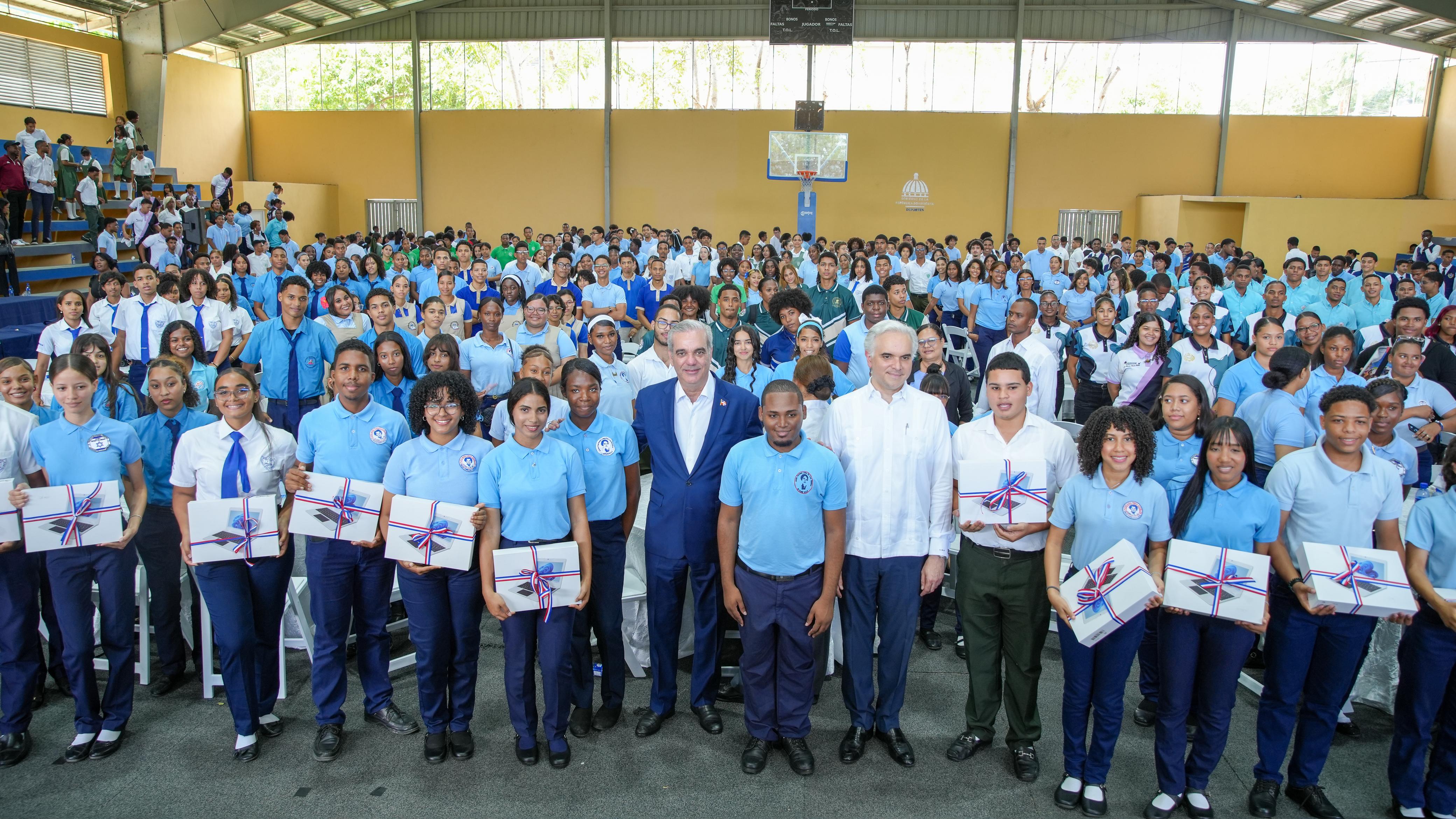 Luis Abinader insta a estudiantes a prepararse en inglés, inteligencia artificial, ciberseguridad e ingeniería