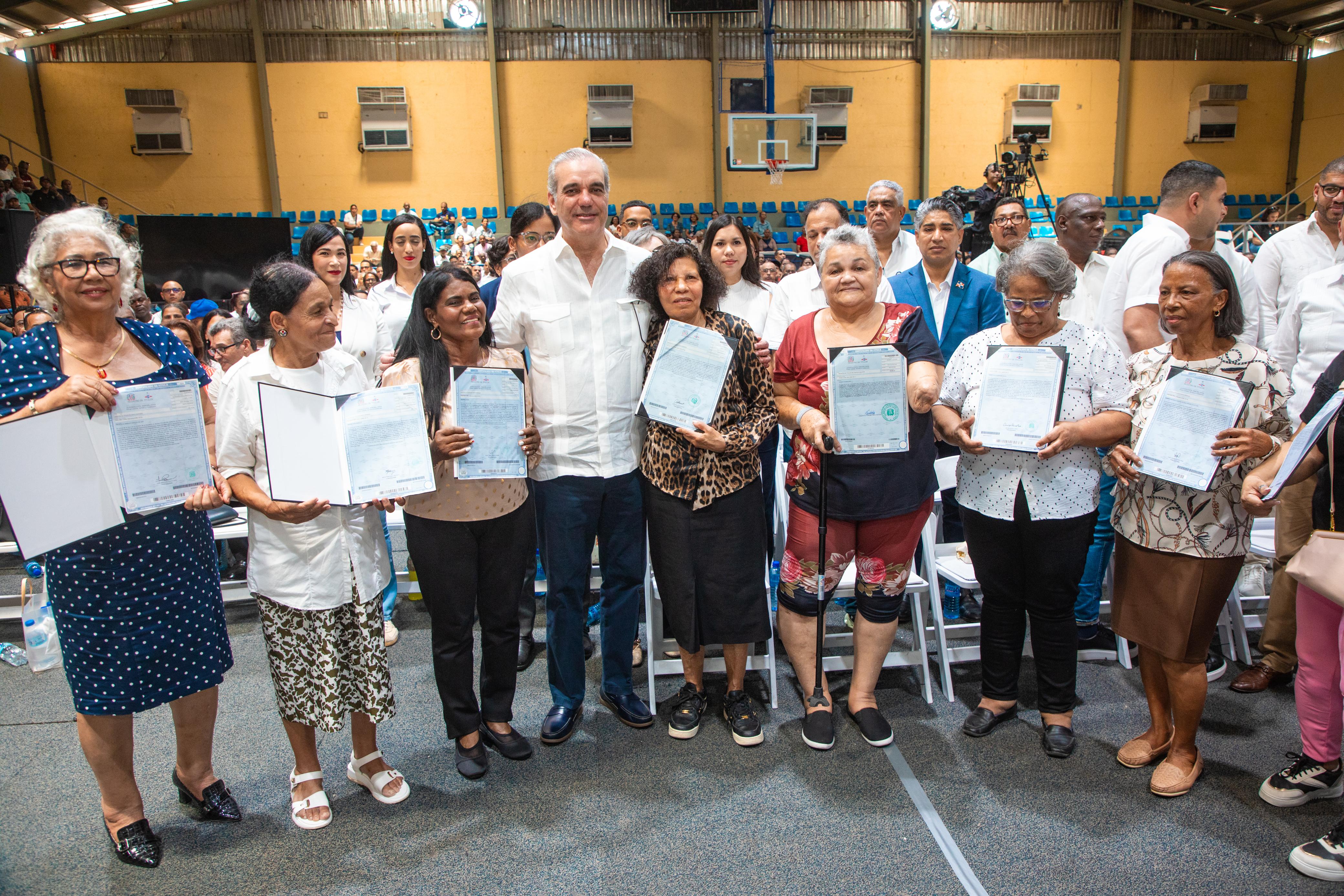 Gobierno entrega en Haina 1,279 títulos de propiedad y  beneficia 6,385 personas