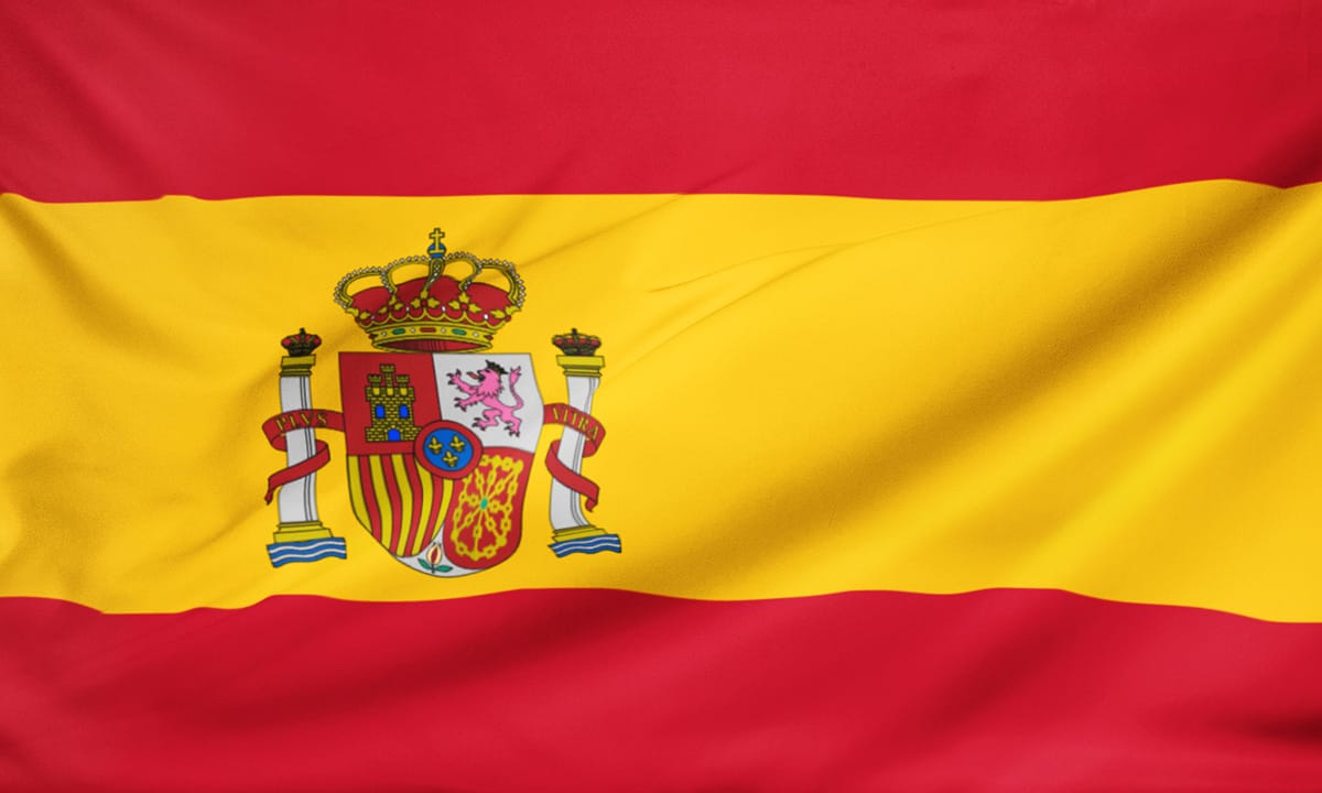 Bandera de España cae durante izado en acto por el Día de las fuerzas armadas 