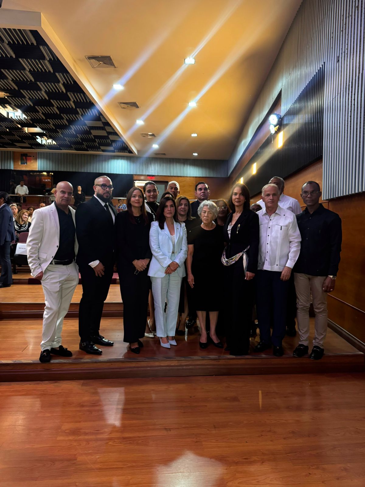 Embajadora de EE.UU. asiste al panel organizado por el Movimiento Justicia Jet Set 