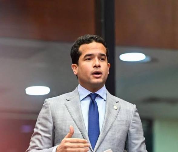 Omar espalda eliminación de anticipos a microempresas y advierte riesgos en propuesta a pequeñas y medianas