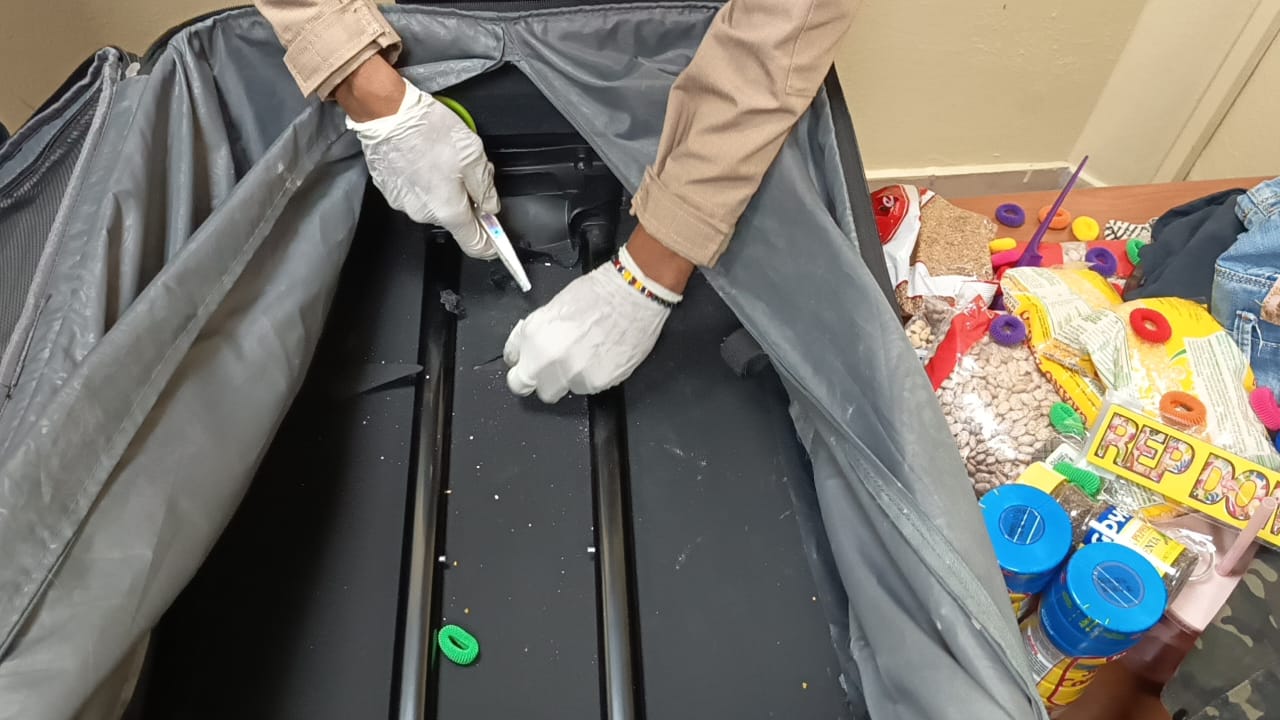 Ocupan en el aeropuerto del Cibao 6 paquetes de cocaína ocultas en equipaje; un extranjero detenido
