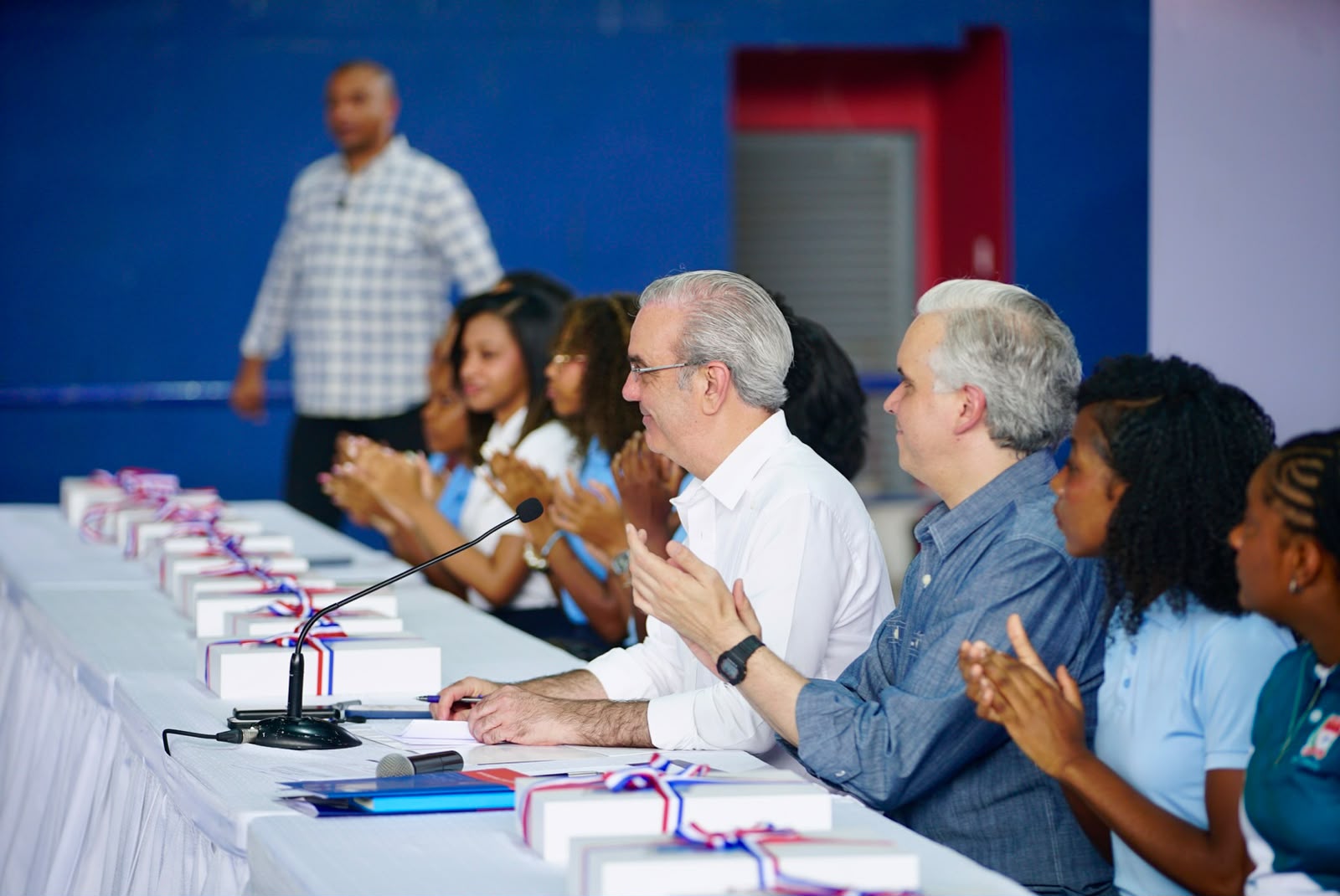 Presidente Abinader escucha inquietudes de estudiantes de Samaná; anuncia fortalecerá la educación en la provincia