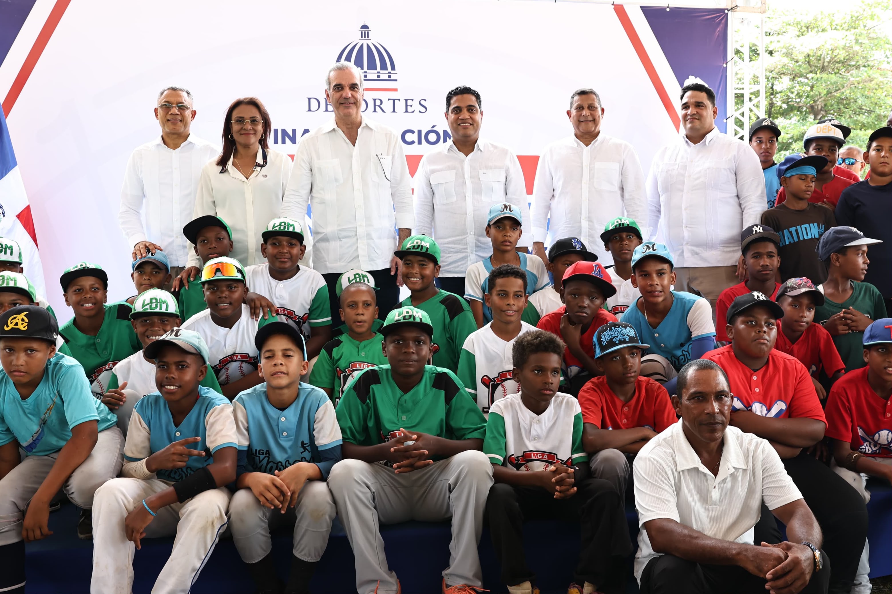 Presidente Abinader y ministro Kelvin Cruz entregan remozado estadio de béisbol en Samaná