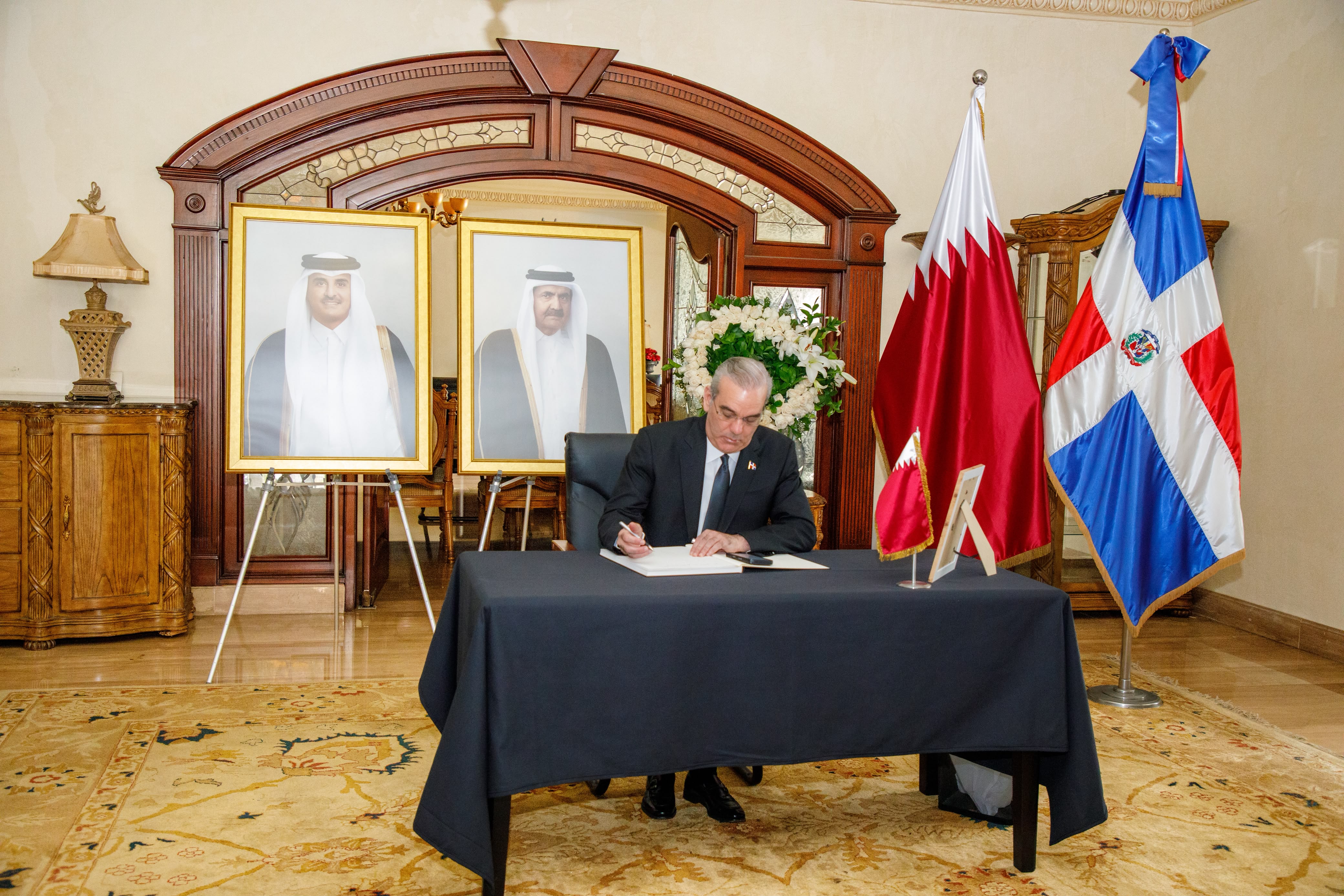 Presidente Abinader firma libro de condolencias por fallecimiento de Su Alteza el Emir Padre, Sheikh Hamad Bin Khalifa Al Thani