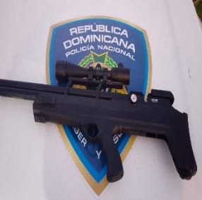 Policía detiene mujer tras amenazar a una pareja con rifle de aire en Guerra