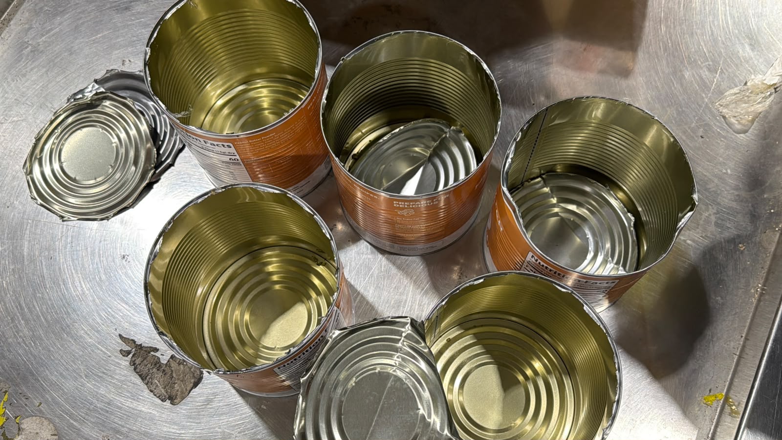 Incautan en AILA 8 paquetes y latas llenas de marihuana 