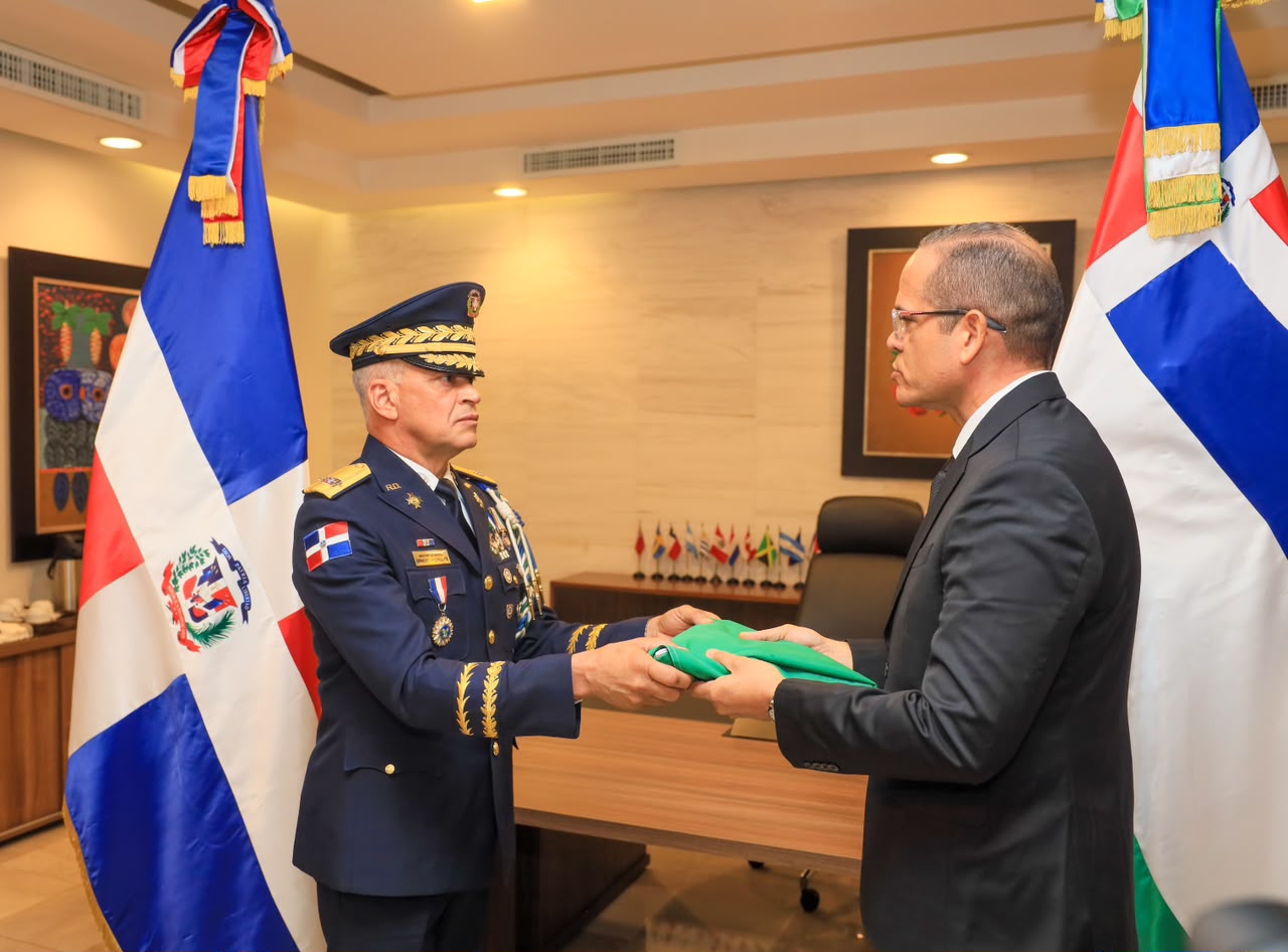 Entregan bandera tras cambio de mando de la Policía Nacional