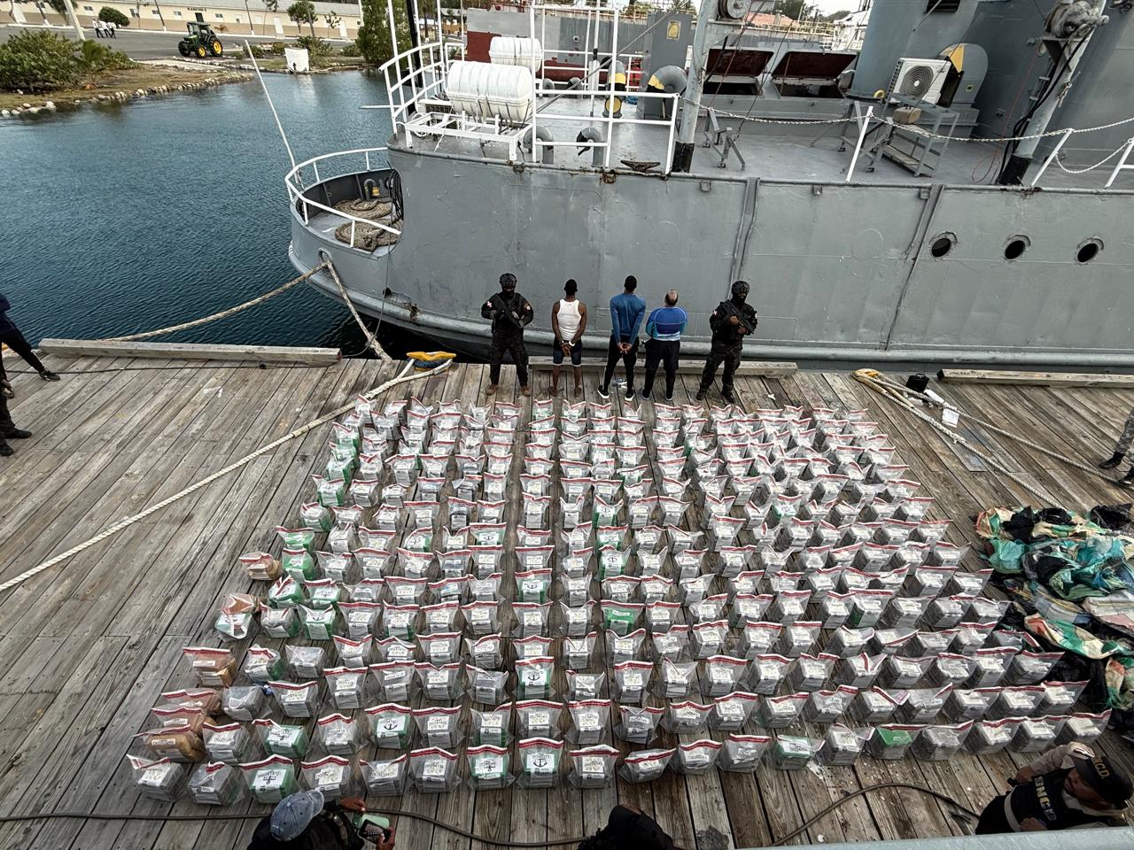 Incautan  1.3 toneladas de presunta cocaína en costas de Baní 