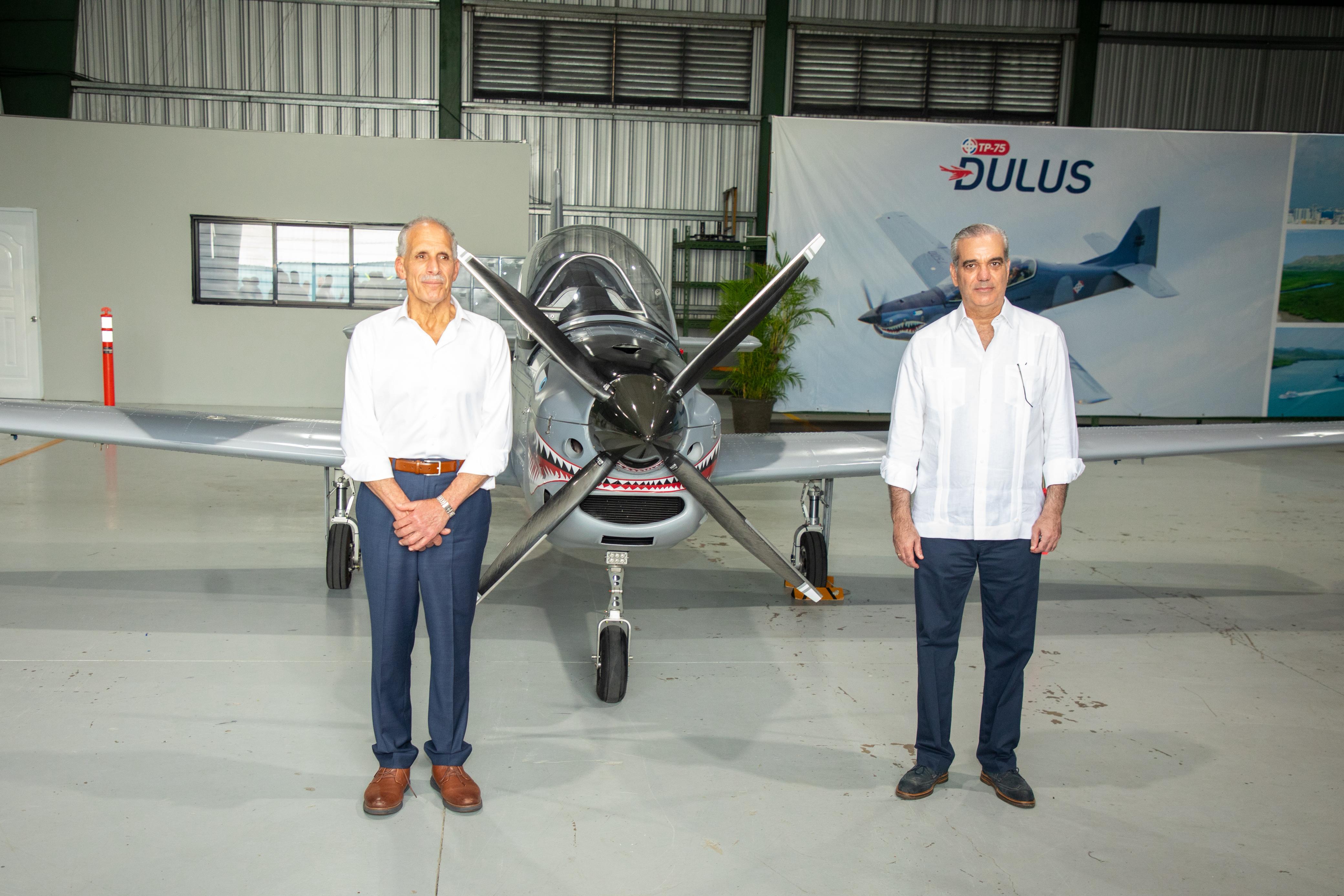Presidente de Honduras expresa interés en adquirir aviones y vehículos blindados ensamblados en RD