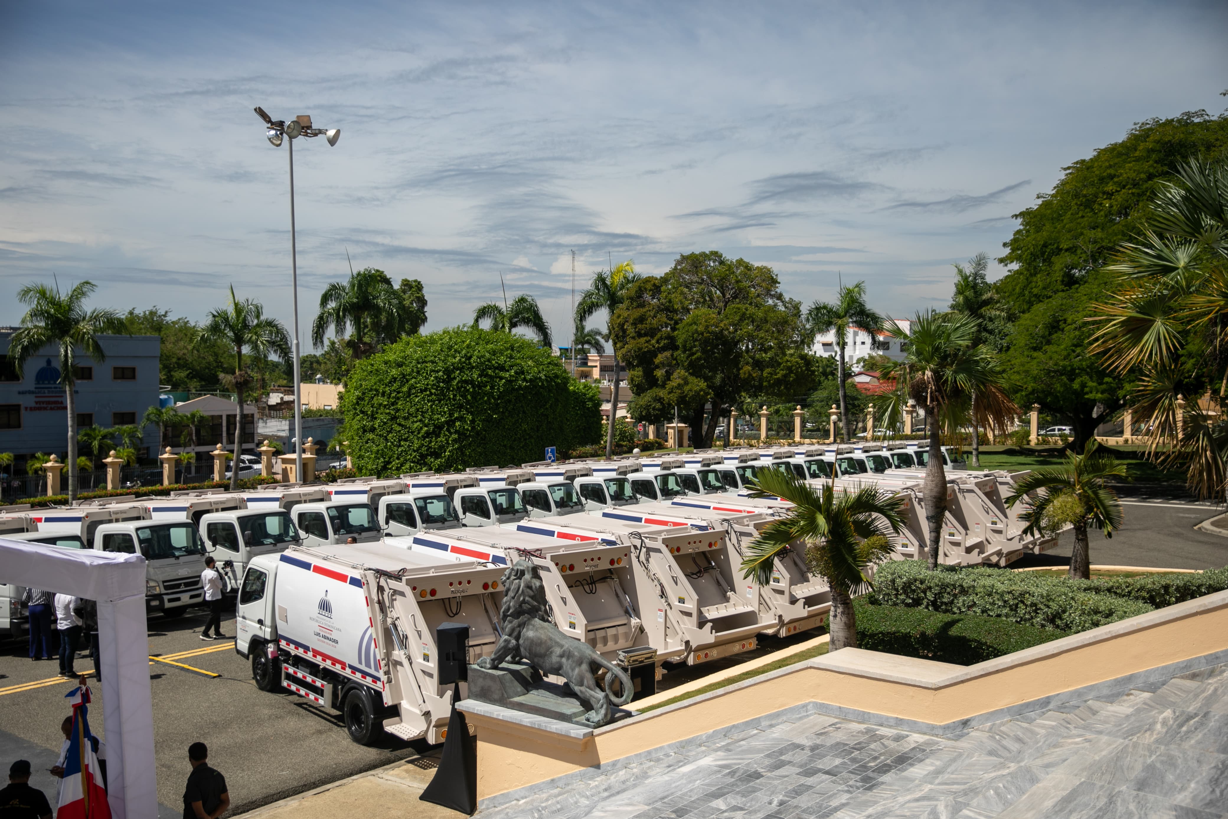 Presidente Abinader entrega 50 camiones compactadores para fortalecer la recogida de basura