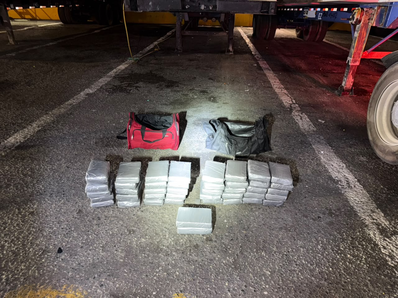Incautan 42 paquetes de presunta cocaína en Caucedo; un detenido