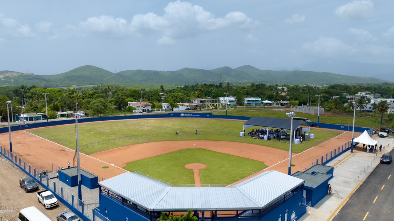 Luis Abinader inaugura campo de béisbol Nelson Mateo en Pizarrete, Peravia
