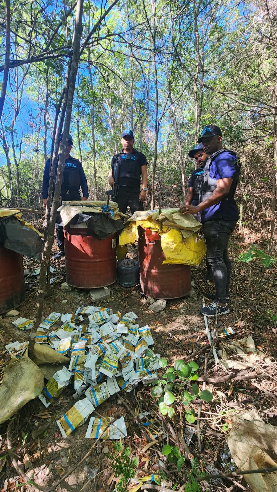 Desmantelan laboratorio y ocupa más 10 mil litros de bebidas alcohólicas adulteradas en Azua