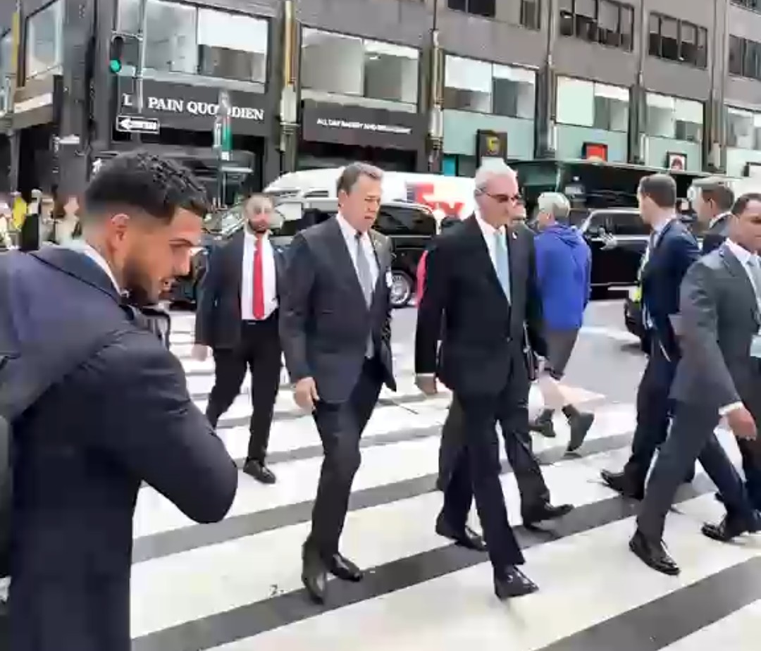 Abinader recorre a pie calles de Nueva York durante su trayecto hacia la ONU