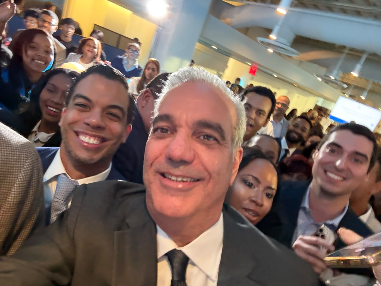 Abinader anuncia 300 becas para jóvenes dominicanos residentes en NY
