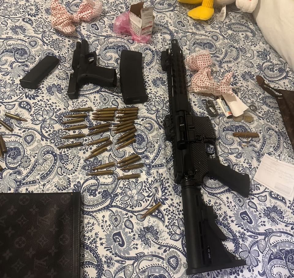 Ocupan arma de guerra, pistola, más de 140 municiones y US$34,200 durante allanamiento en Juan Dolio