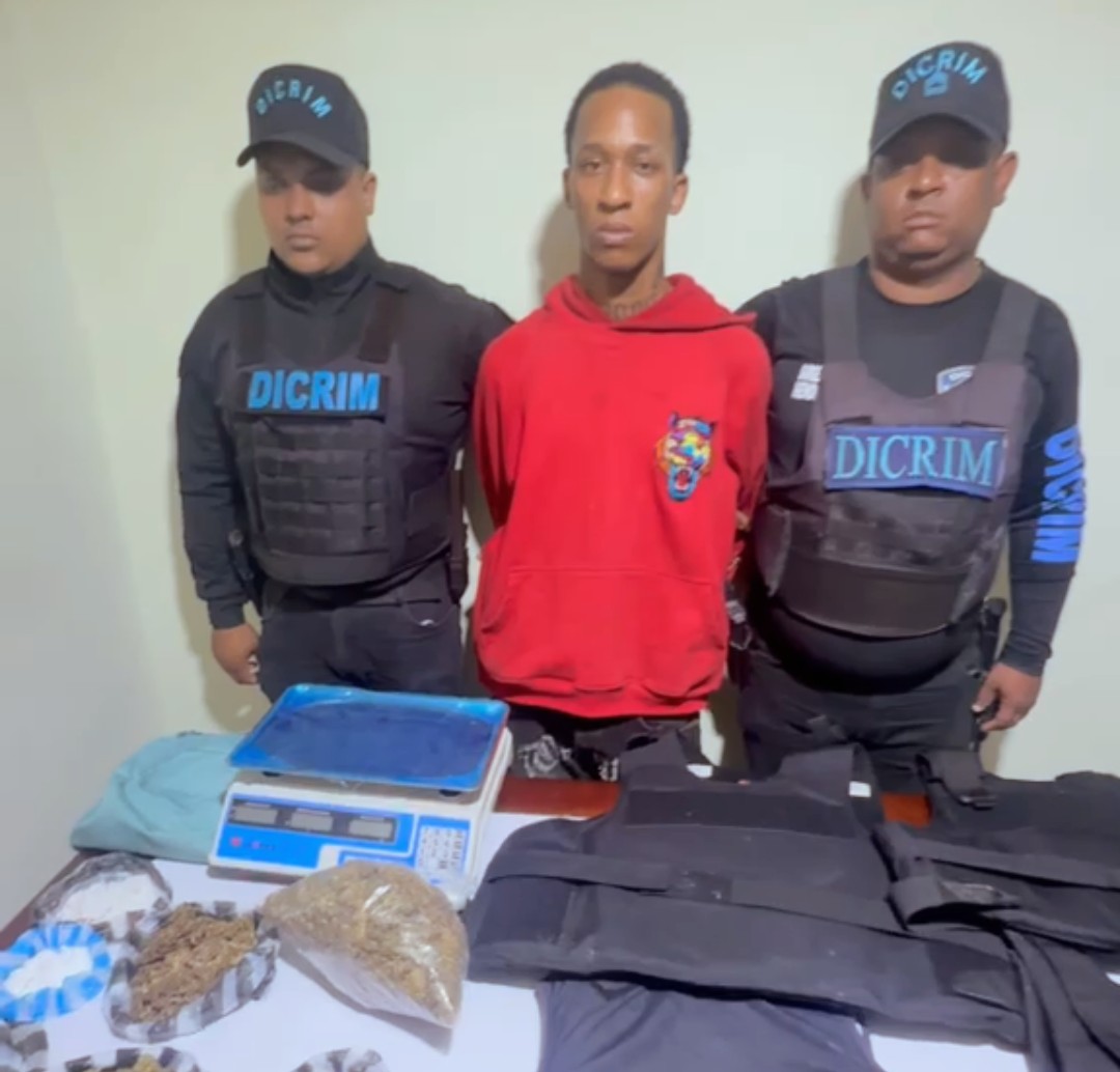 Ocupan 955 gramos de presuntas drogas, cuatro chalecos antibalas y una motocicleta en Boca Chica