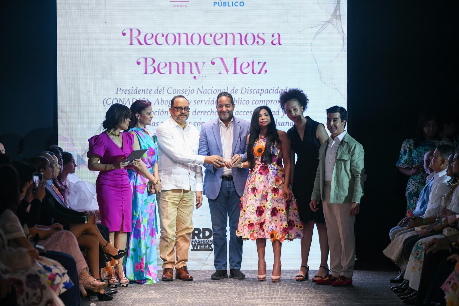 Benny Metz recibe reconocimiento de procuradora y ministro de Justicia por su trabajo en favor de la personas con discapacidad